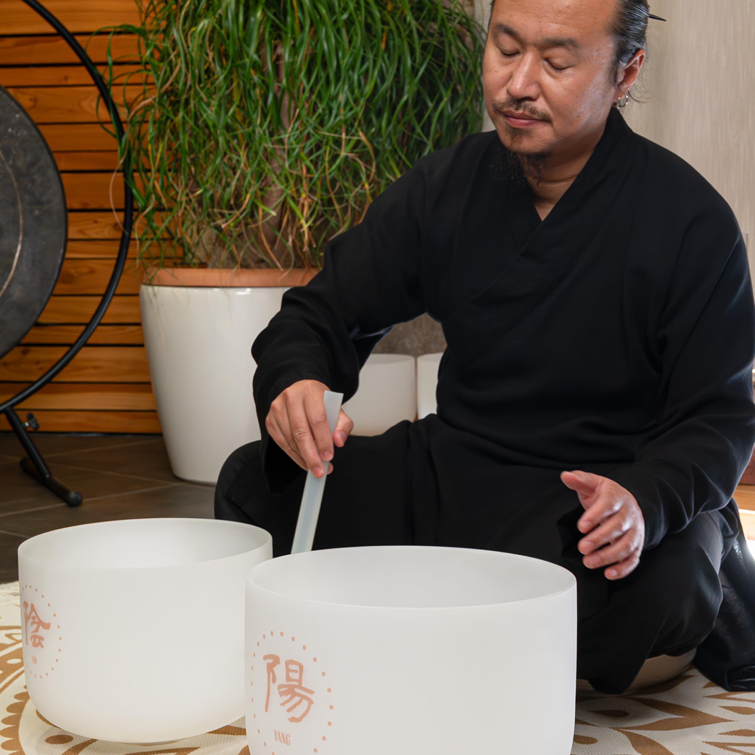 Meinl - Set di 2 campane tibetane in cristallo Sonic Energy Yin/Yang - TCM in quarzo smerigliato sintonizzato con mazzuole, borsa, O-ring, per meditazione, yoga, bagni sonori, guarigione dei chakra