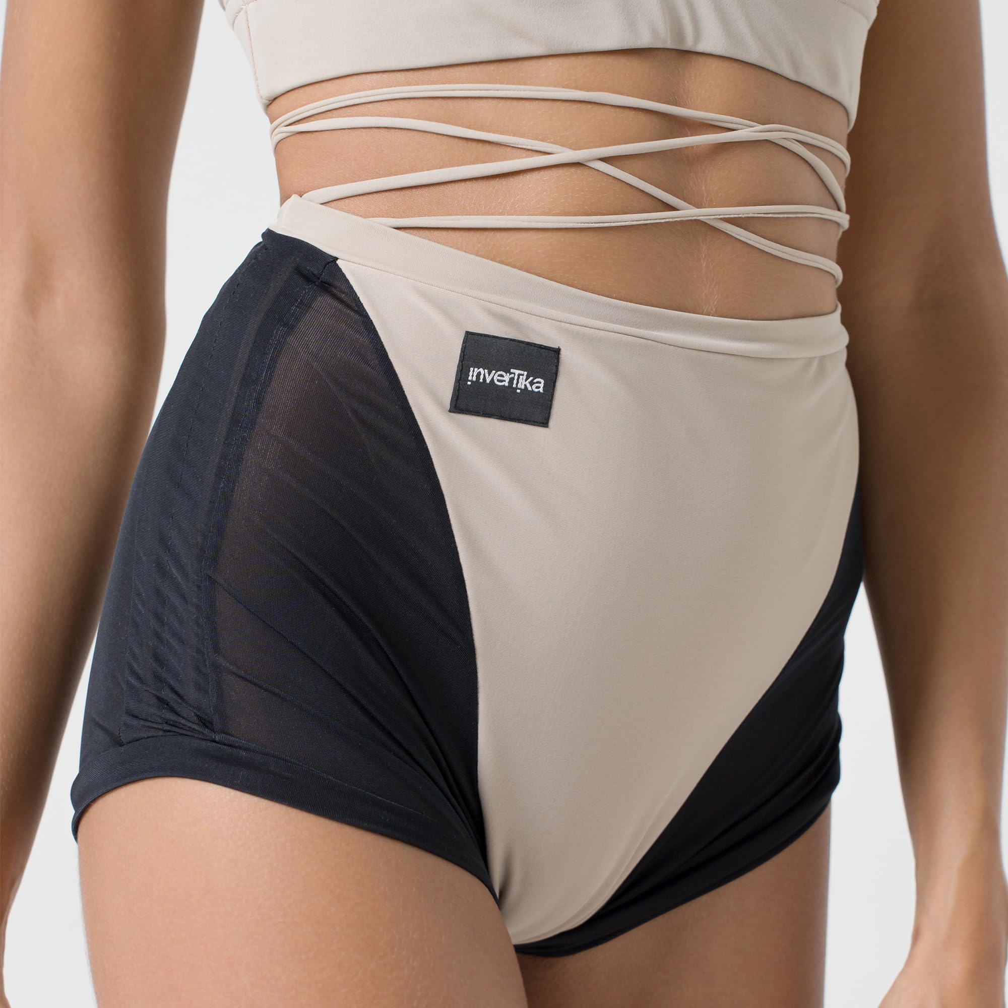 Invertika Completo Donna Top e Shorts Unica Pole Dance Sportivo con Retina e Sgambatura Regolabile con Lacci. Made in Italy