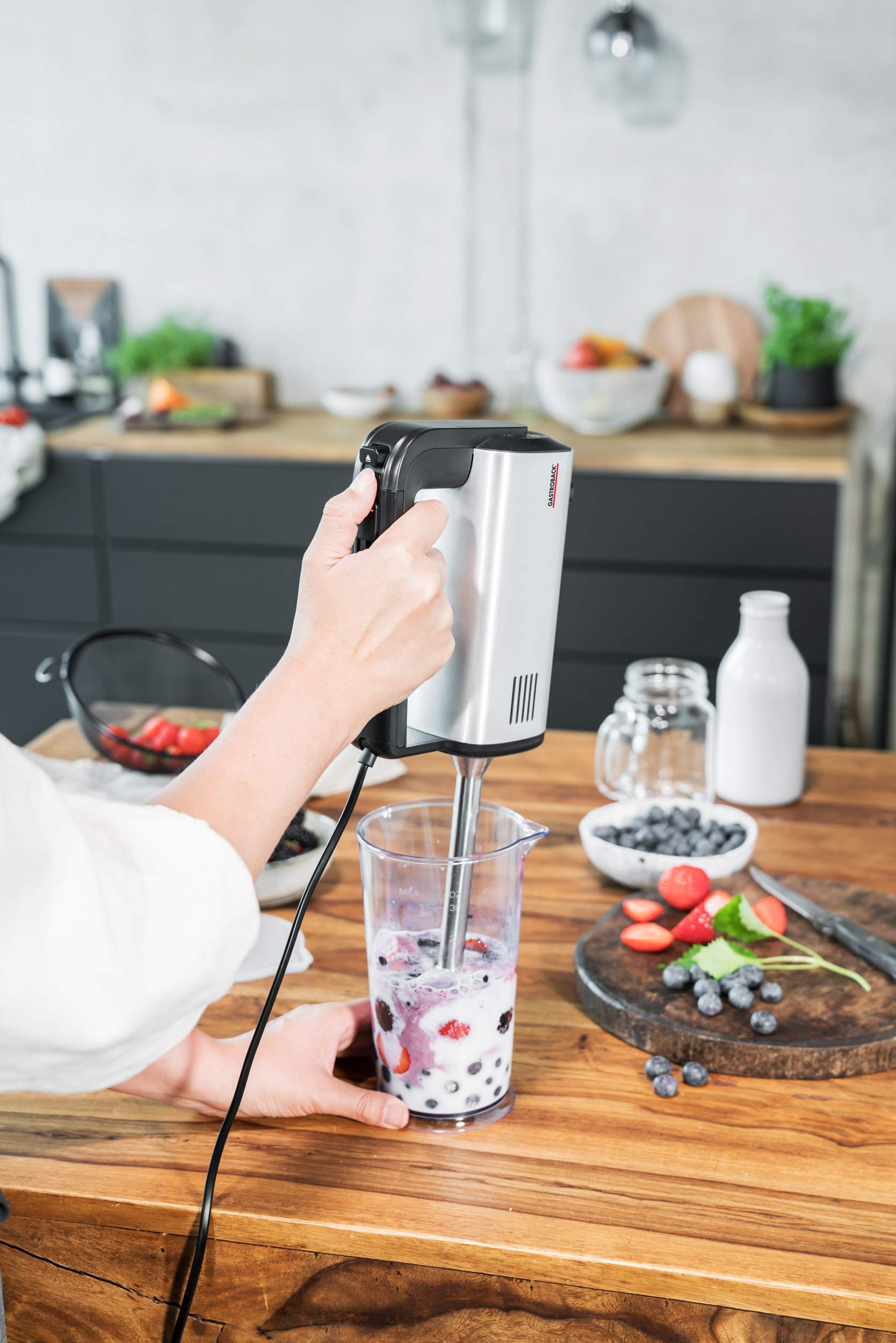 GASTROBACK 40983 Design Handmixer Pro, 5 Geschwindigkeiten und Turbo-Funktion, Dural-Aluminium gebürstetes Gehäuse, 500 Watt, silber, schwarz