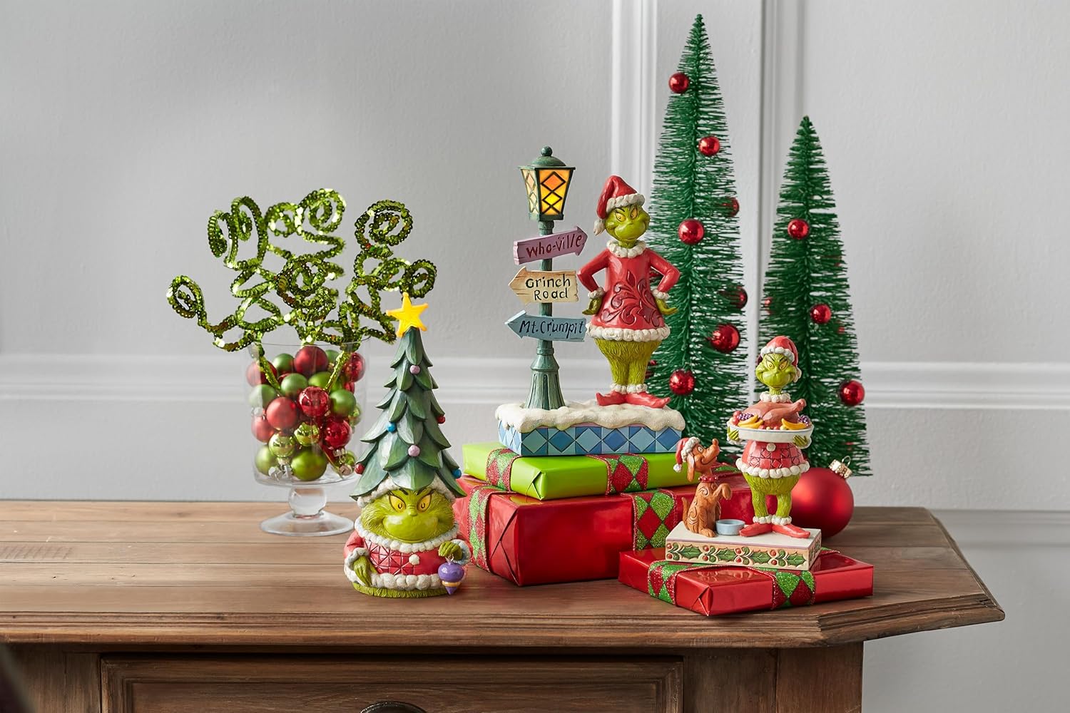 Enesco Dr. Seuss The Grinch by Jim Shore Standing by Street Lamp Lit Figurine, 10.24 Inch, Multicolor