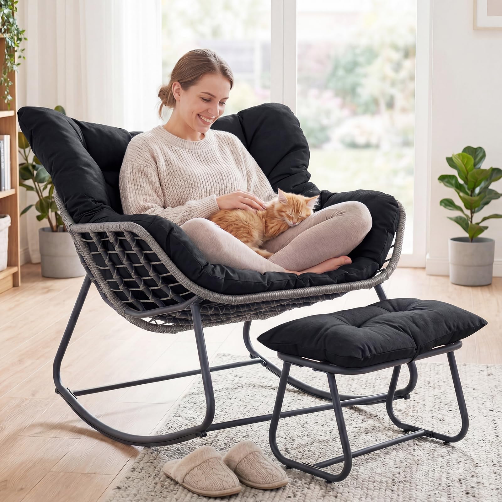 COSTWAY Sedia a Dondolo da Interno ed Esterno, Poltrona a Dondolo con Poggiapiedi e Cuscini Rimovibili, Poltrona Relax in Rattan con Telaio in Metallo per Soggiorno e Giardino, Portata 150 kg (Nero)