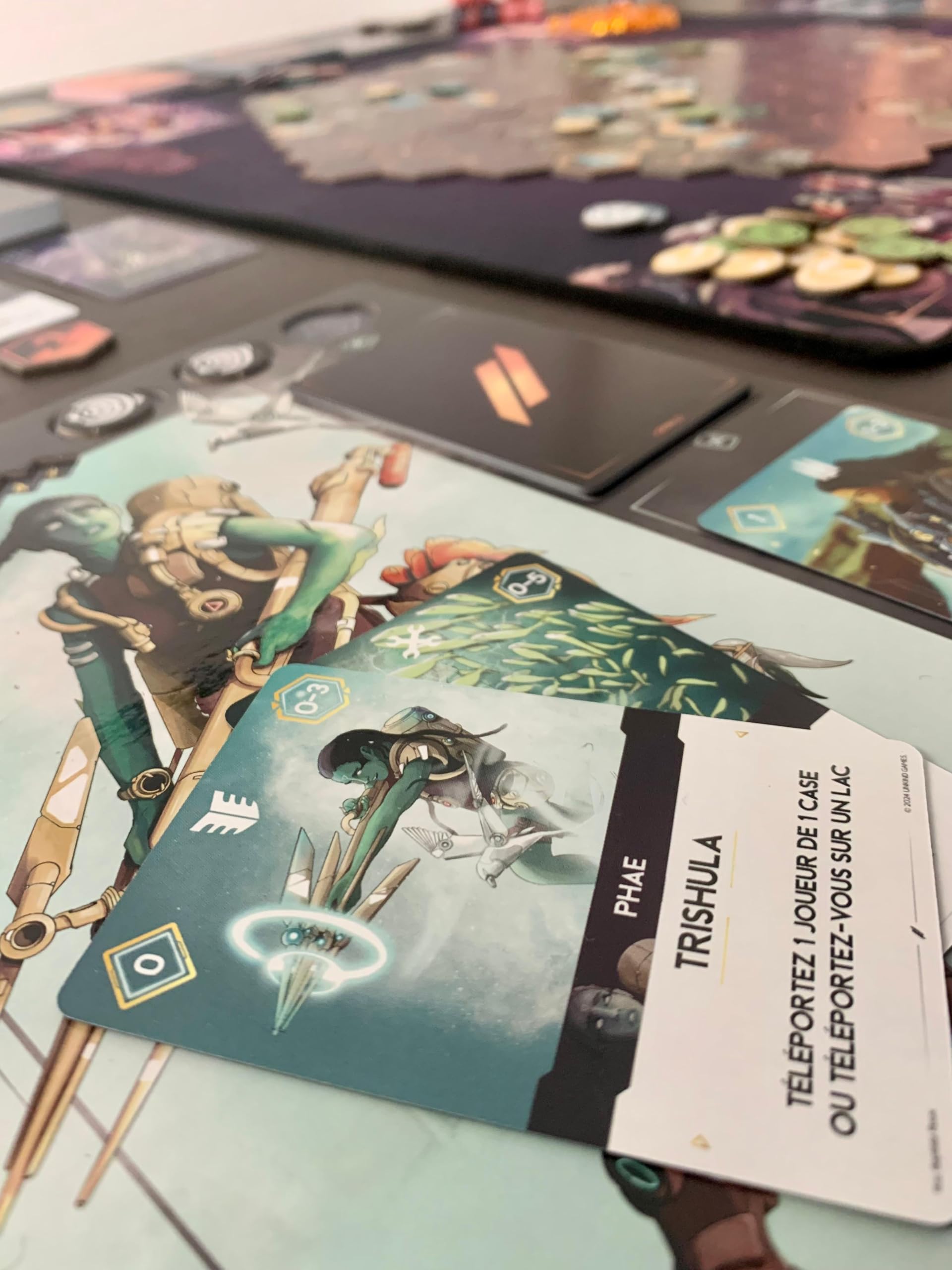 initiés - dès 14 Ans -2-6 Joueurs - Deckbuilding, Battle Royale, Gestion de ressources