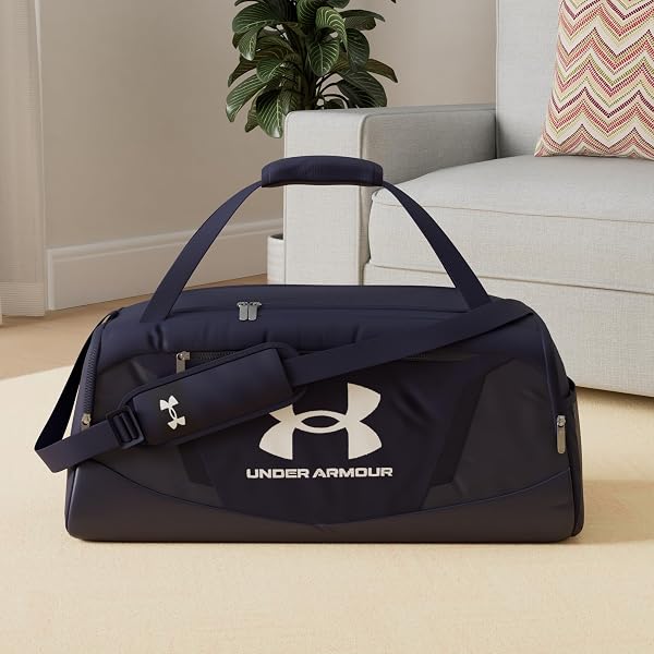 Visita la tienda de Under Armour Under Armour Undeniable 5.0 Duffle, Bolsa de Deporte Resistente al Agua, Bolsa de Lona Unisex cómoda y versátil in use