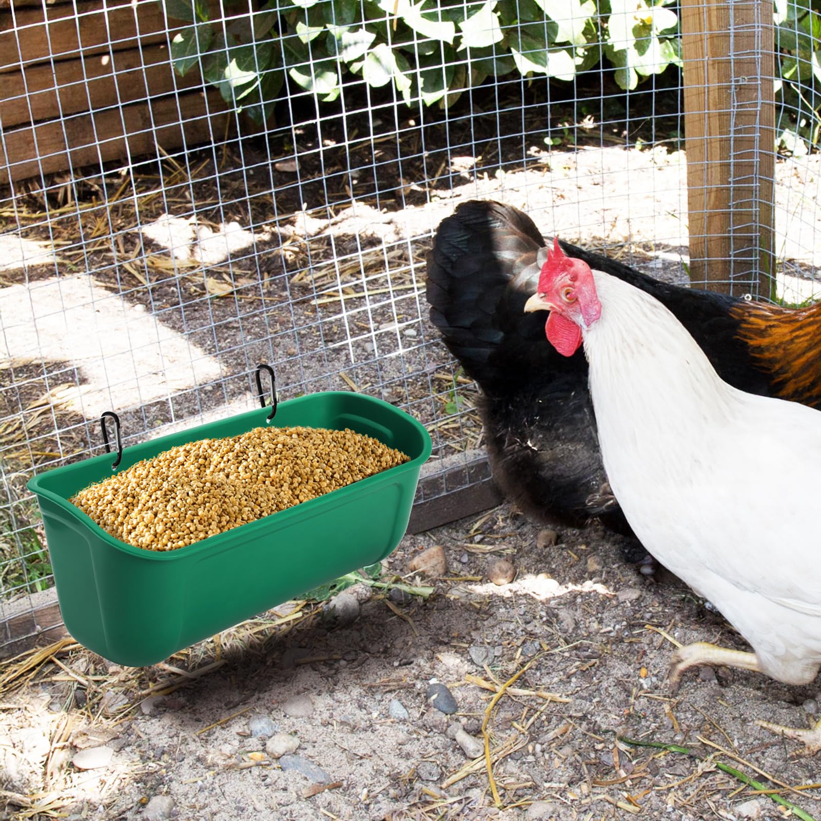 Cedilis Paquete de 4 comederos colgantes para patos, comedero de valla de pollo con clips, contenedor de alimentación de agua para aves de corral, ganso, conejos, ovejas, cada alimentador de 2.5