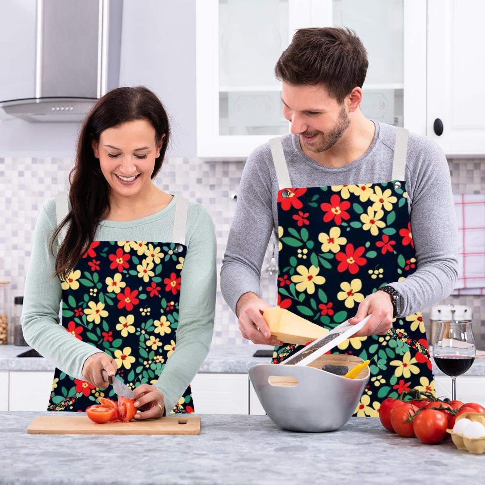 Lot de 2 tabliers de cuisine doux et réglables avec 2 grandes poches pour homme et femme Motif floral Rouge/blanc, Fleurs rouges et blanches marguerites,