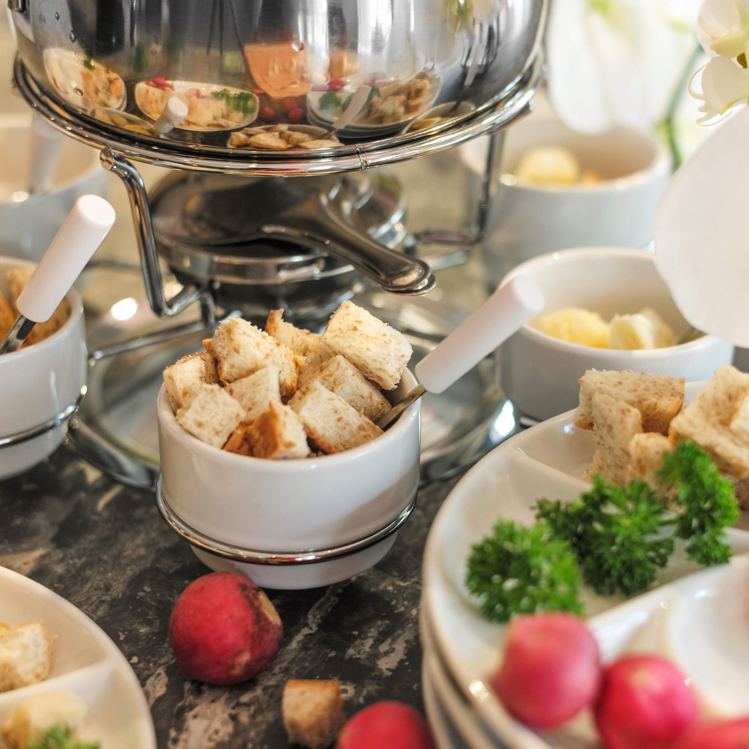 Ribelli Service à Fondue de 28 Pièces en INOX, 6X Fourchette, Cuillère, Assiette, Bol de Fondue au Fromage, Fondue à la Viande, pour 6 Personnes