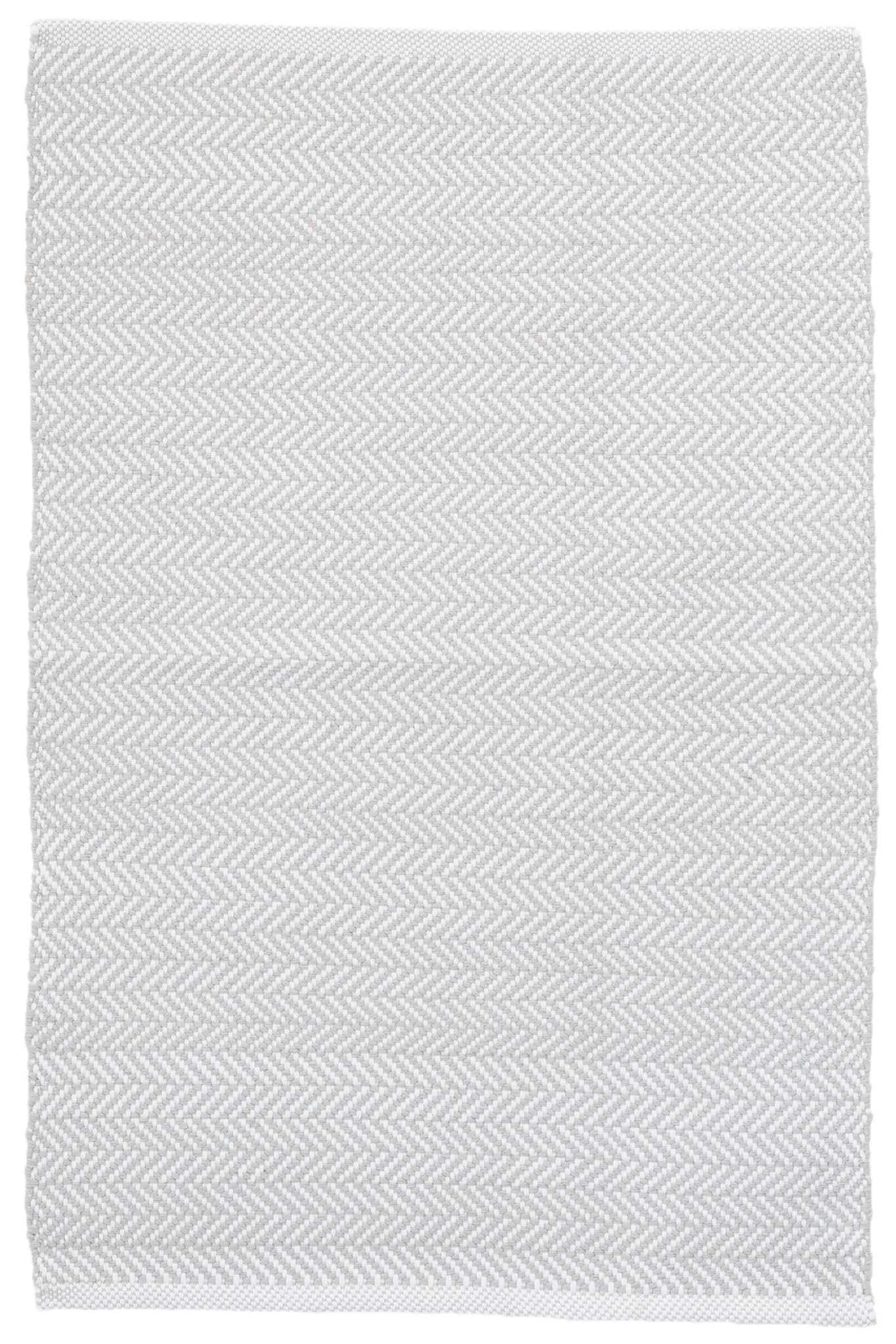 Dash and Albert Herringbone Indoor/Outdoor Area Rug - 3' x 5' Pearl Grey & White Geometric Handwoven Washable Accent Rug Durable, Fade Resistant, High