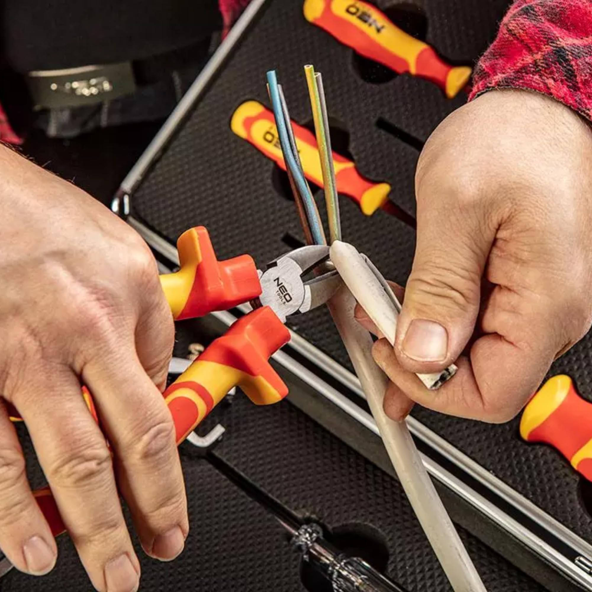 NEO TOOLS VDE Zangen- und Schraubendrehersatz 1000V, 13 Stück, CrV-Stahl | 7 Stück Schraubendreher S2-Stahl, Universalzange, Seitenzange, Verlängerte Zange, Isolierzange, Rohrzange