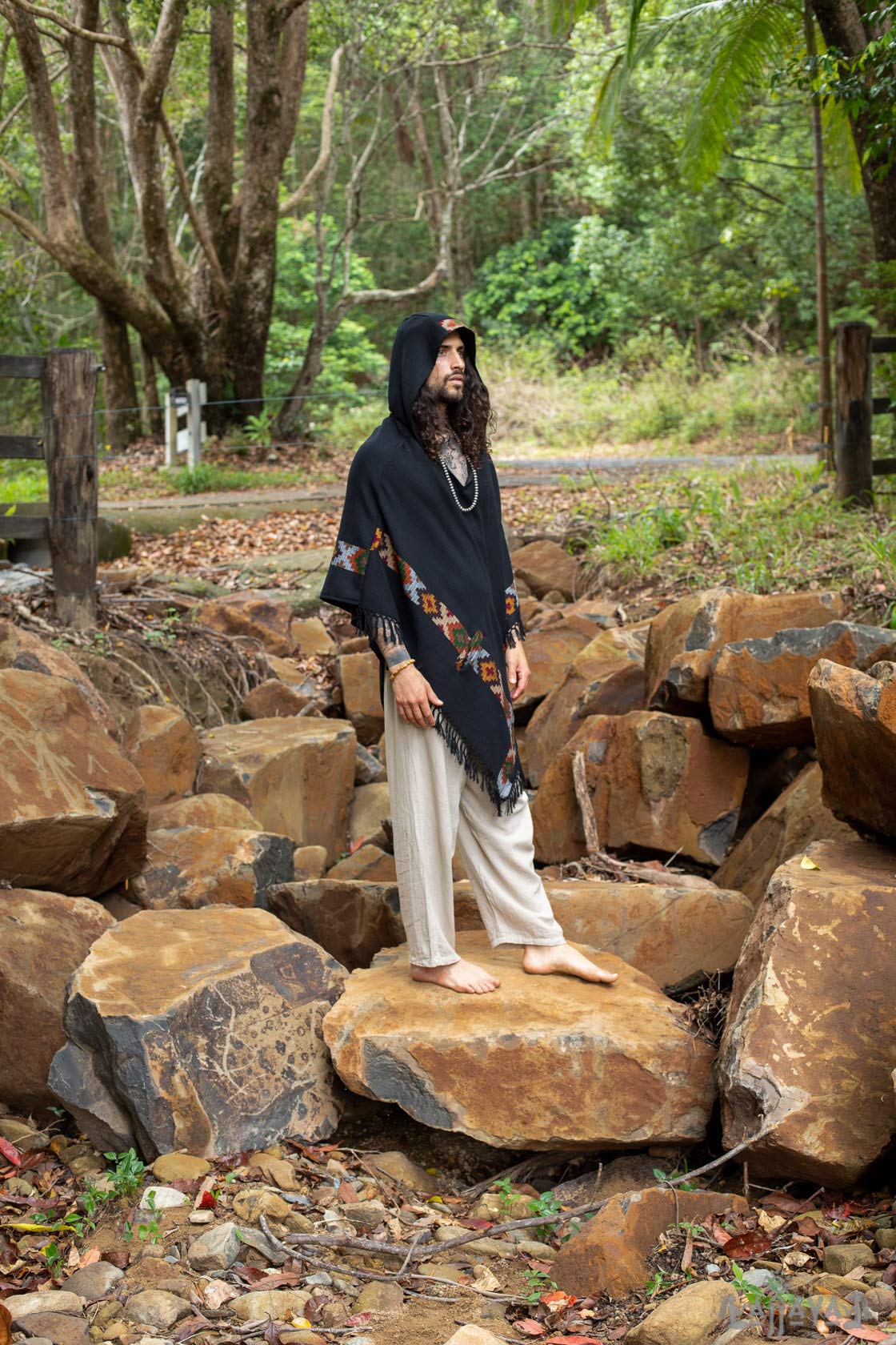 AJJAYA SADHU Poncho con capucha para hombre Medianoche Negro Lana tejida a mano Cachemira premium Capucha Bordado Zen Boho Festival gitano Mexicano Azteca Celta