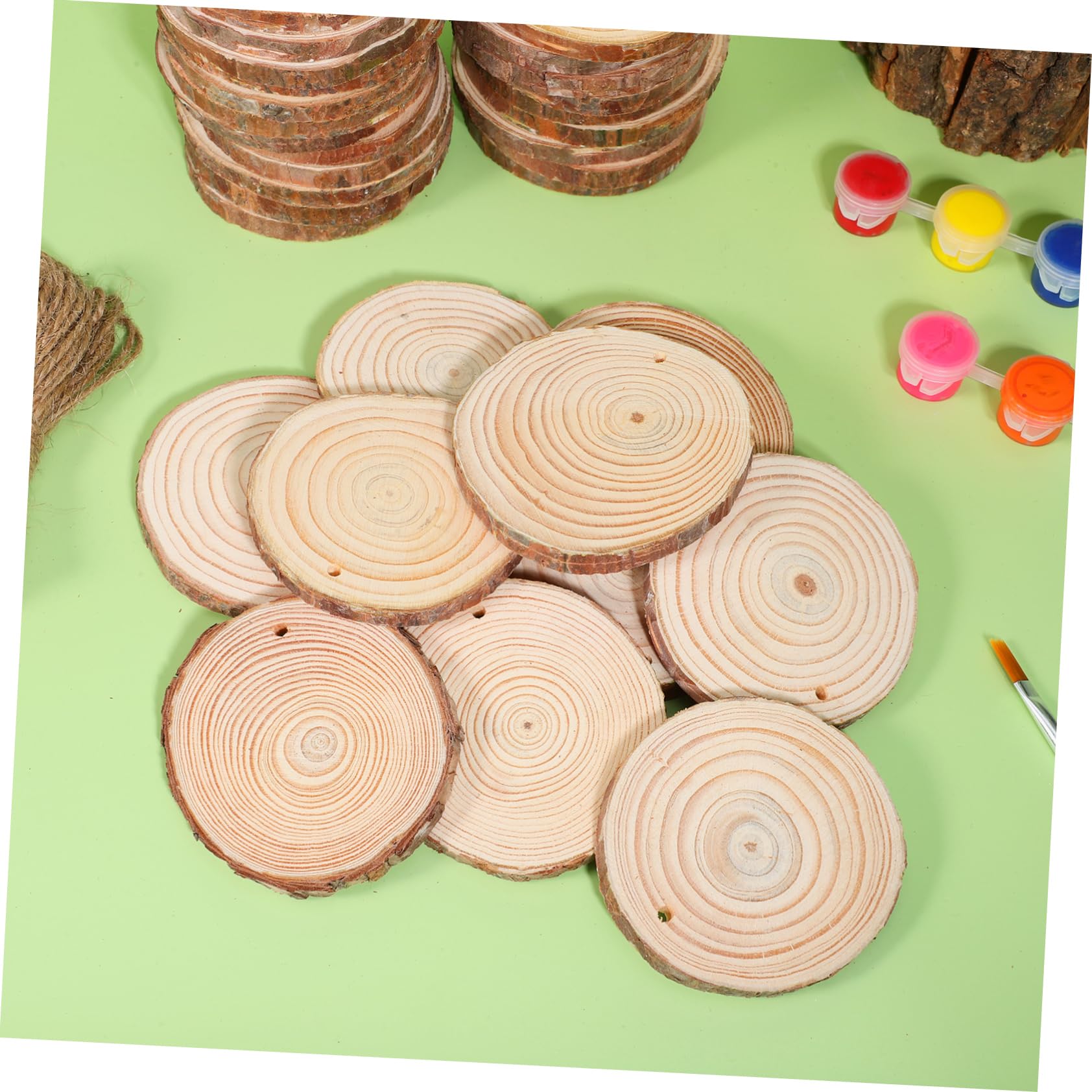 Holzscheiben Ornamente, 50 Stück 7-8cm, Braun, Halloween Geschenkideen | Jutegarn, Vorgebohrte Löcher, Rustikaler Stil, für Shops und Handmade Projects, Leicht zu Verwenden