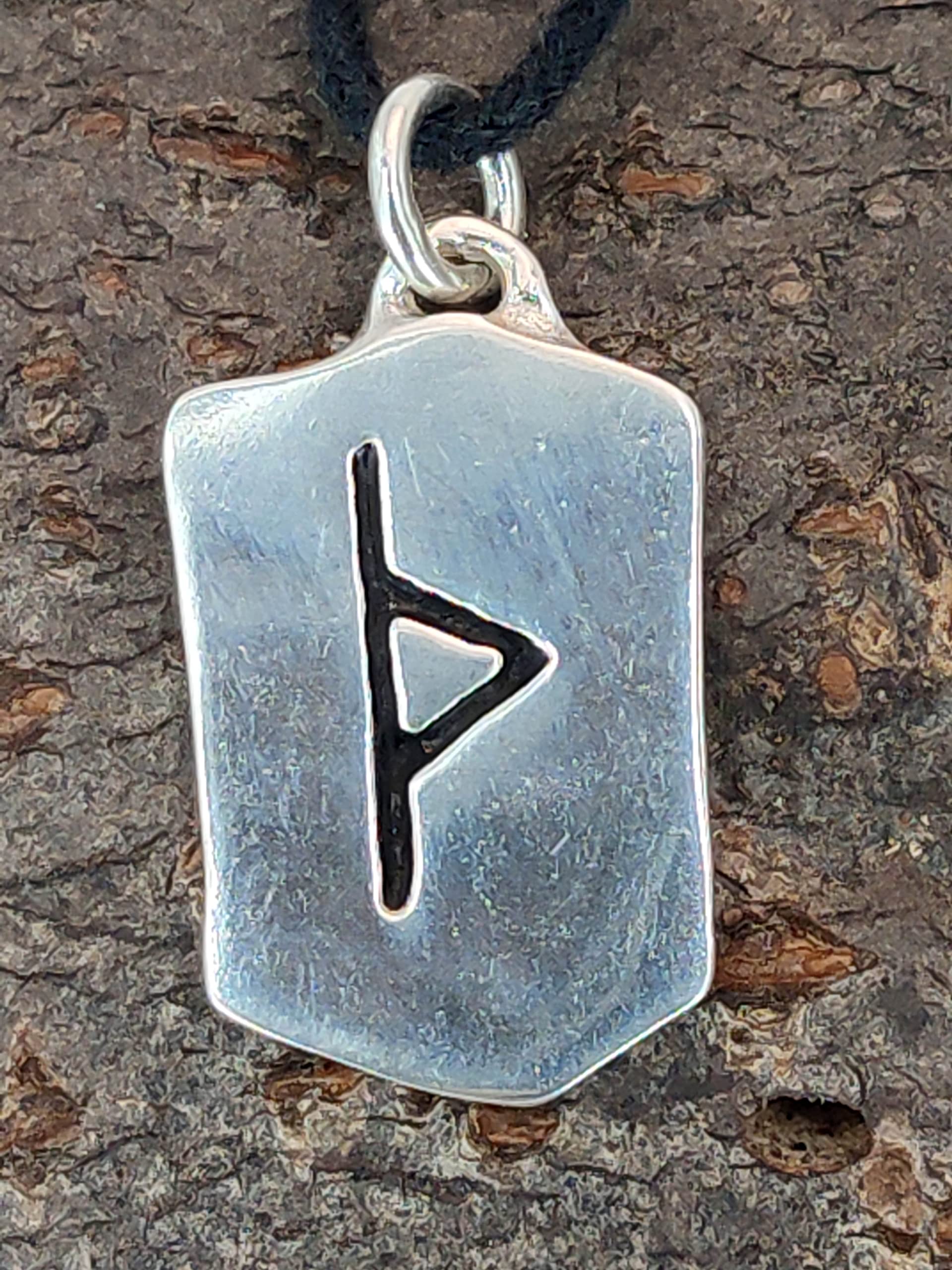 Kiss of Leather Runen Anhänger Thurisaz aus 925 Sterling Silber mit Baumwollband SI. 300