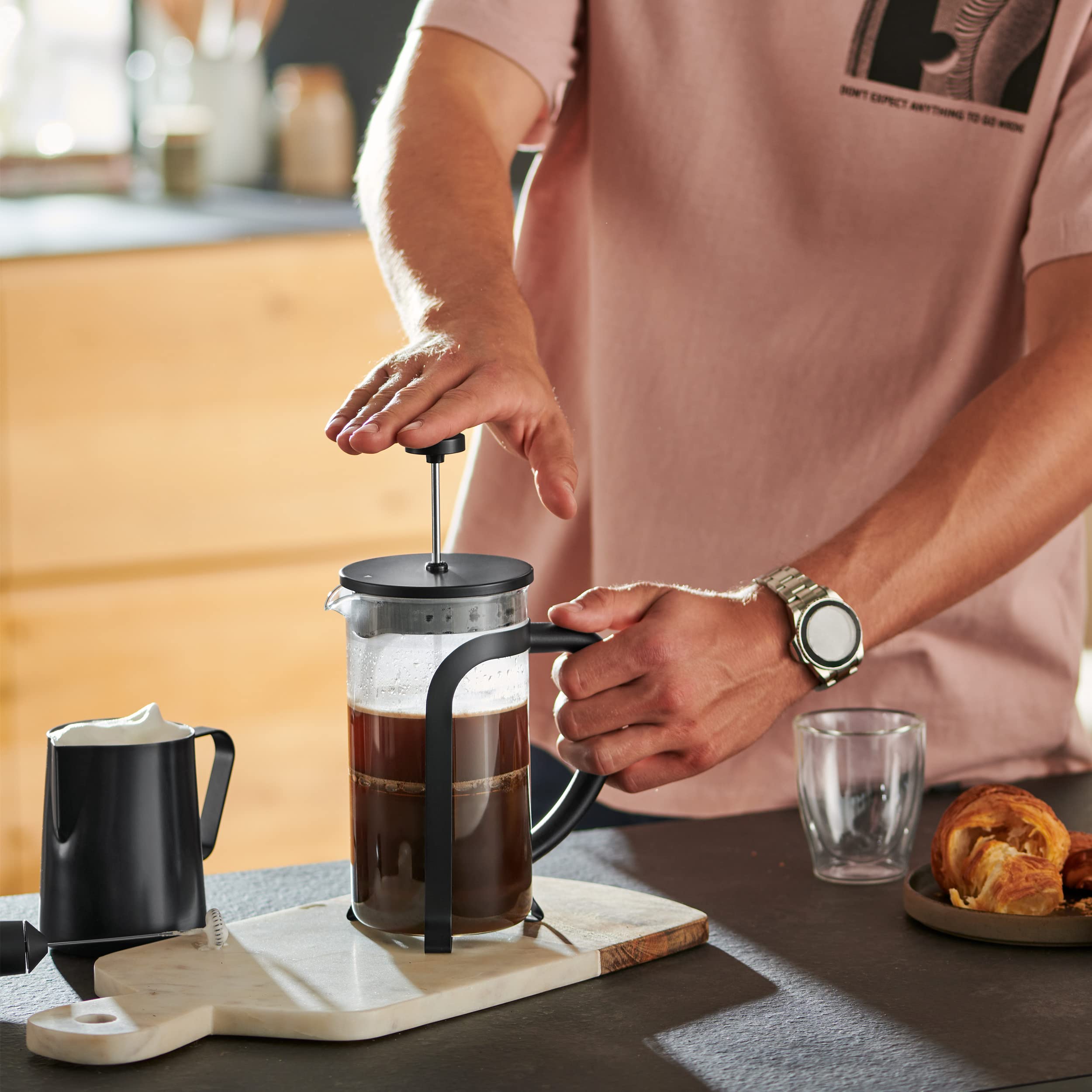 Tchibo Siebstempelkanne für manuelle Kaffeezubereitung, French Press aus hitzebeständigem Borosilikatglas, spülmaschinengeeignet, 300ml Fassungsvermögen für ca. 2 Tassen, Edelstahl, Schwarz