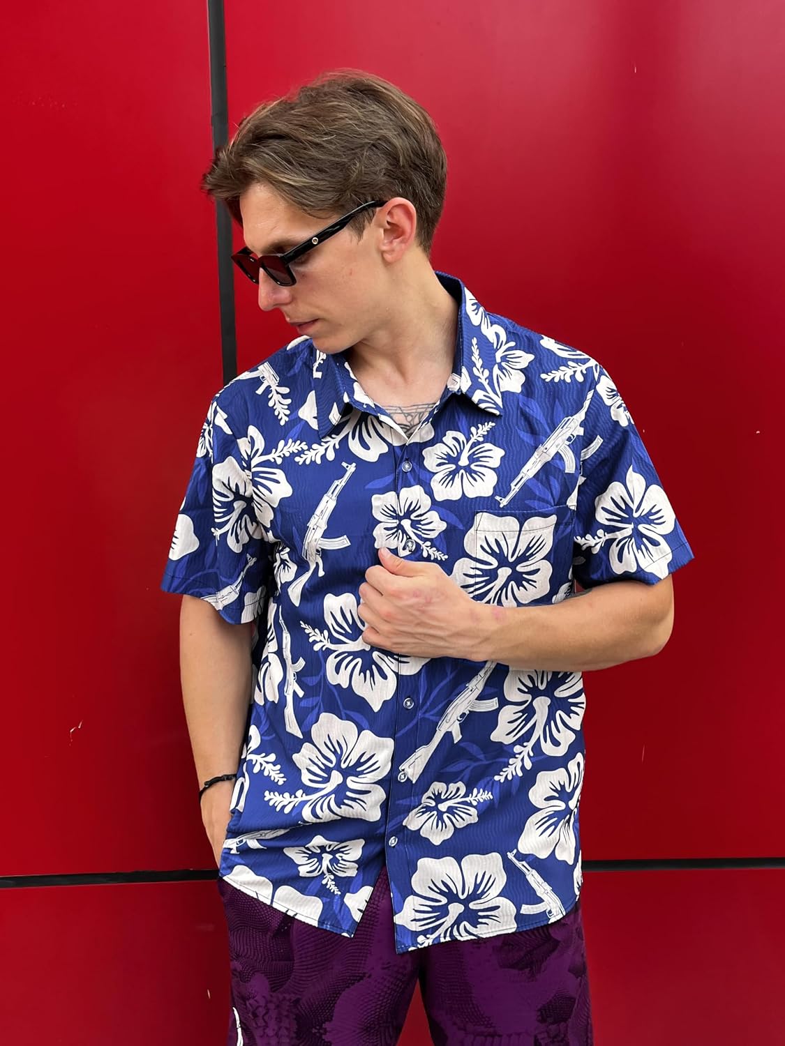 Men's Short Sleeve Button Down Shirt, Unique Weapon Print with Textured Fabric, Hawaiian Style