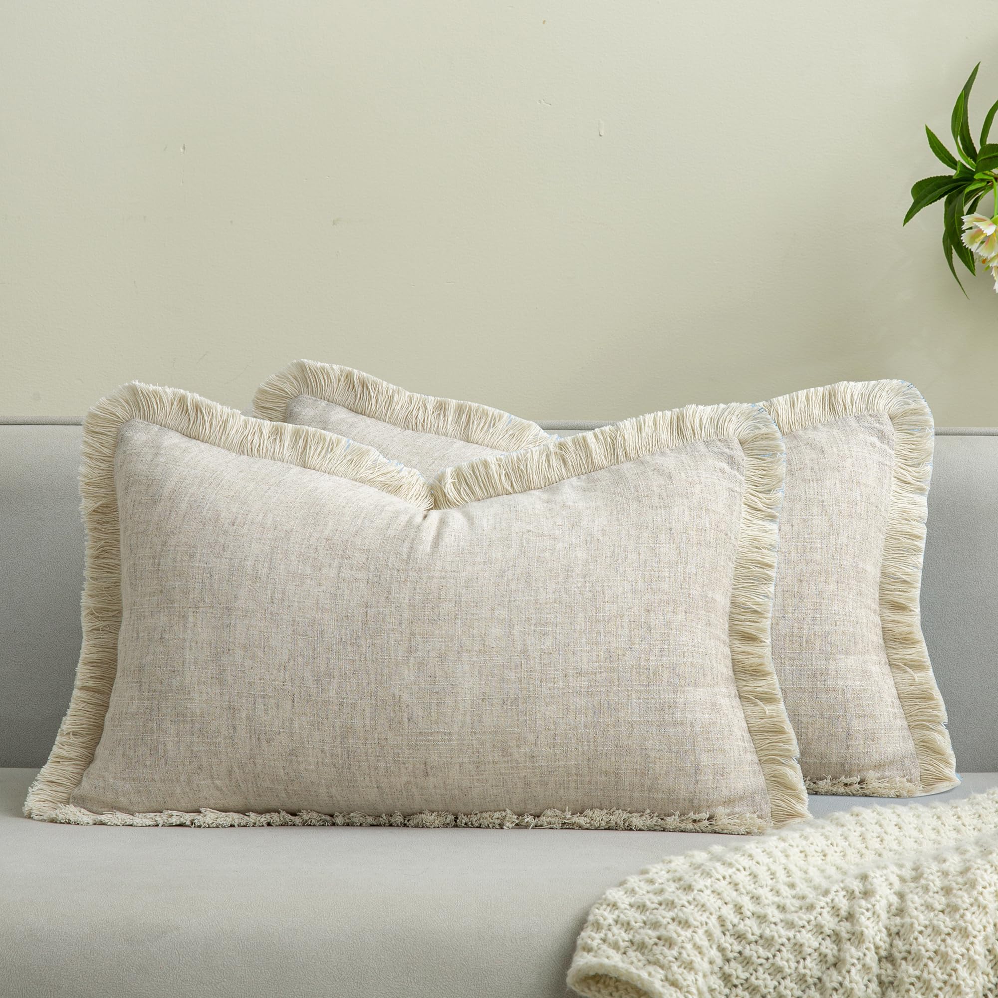 Fundas de almohada con flecos para decorar el salón en primavera estilo boho