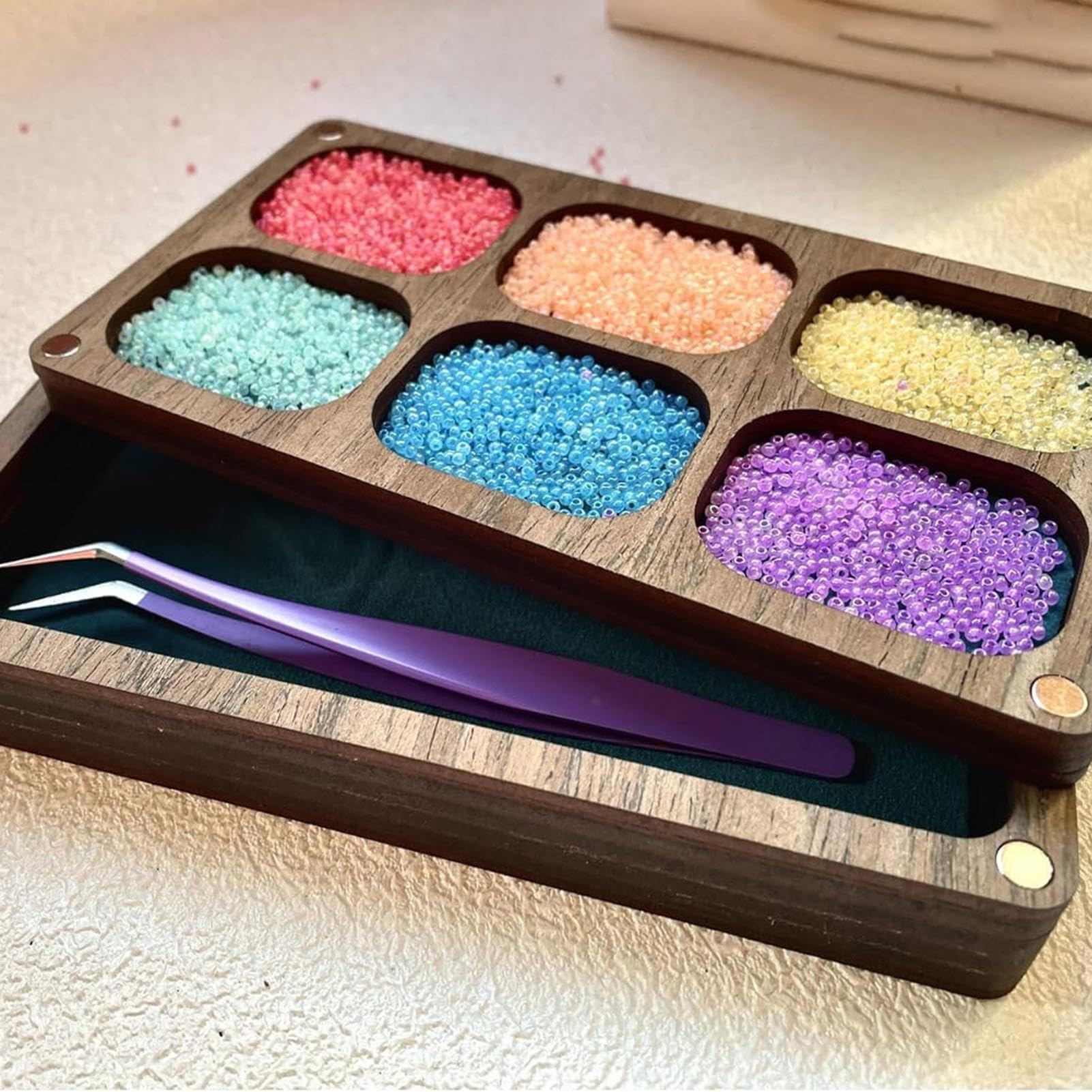 Organizer per perline per la creazione di gioielli, vassoio in legno con coperchio, porta aghi magnetico integrato, design compatto portatile per riporre oggetti artistici e artigianali