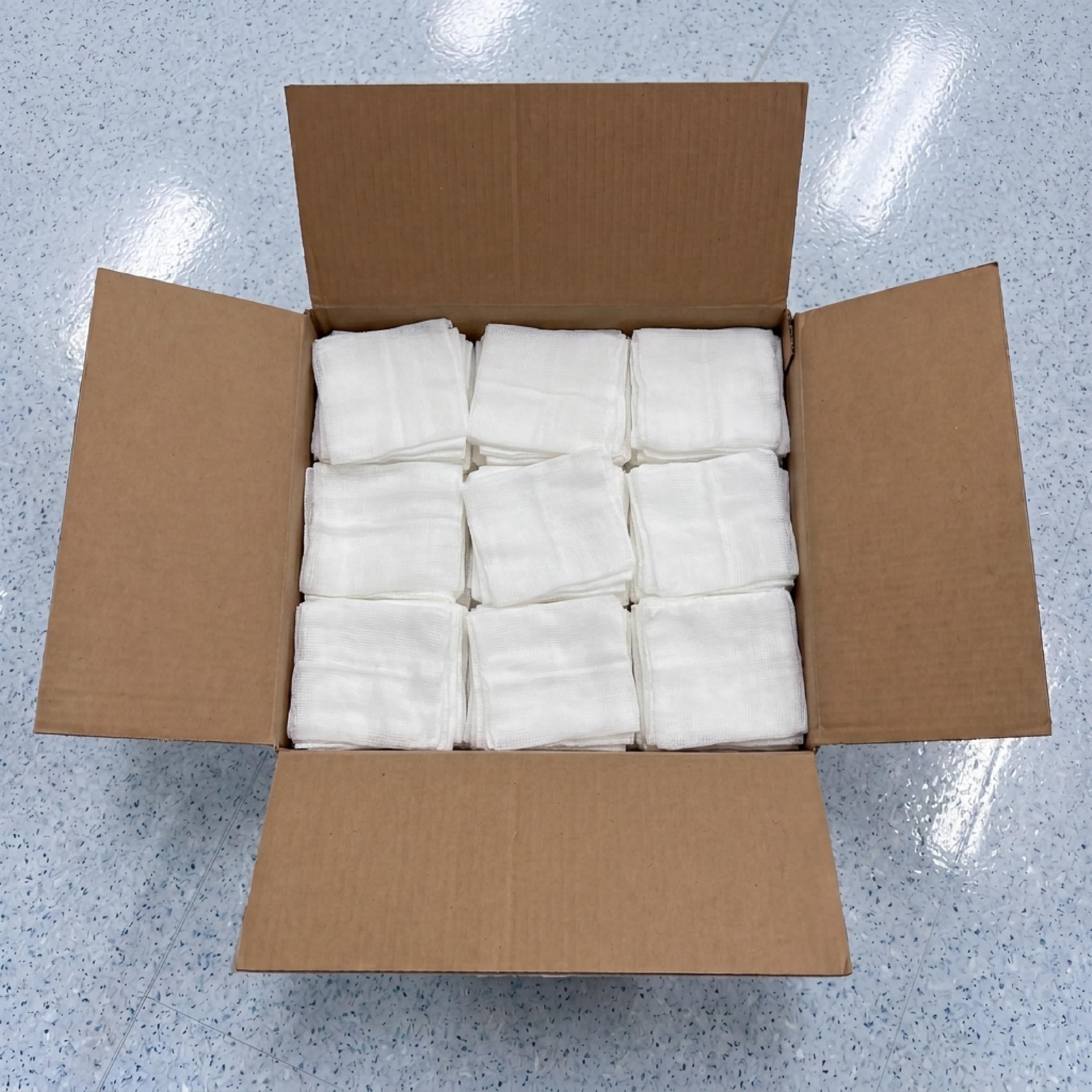 KMINA Gasas de Algodón (2500 Unidades) 13 Hilos 4 Capas 10 x 10 cm Plegadas Transpirables Alta Absorción Malla Indesmallable 100% Algodón