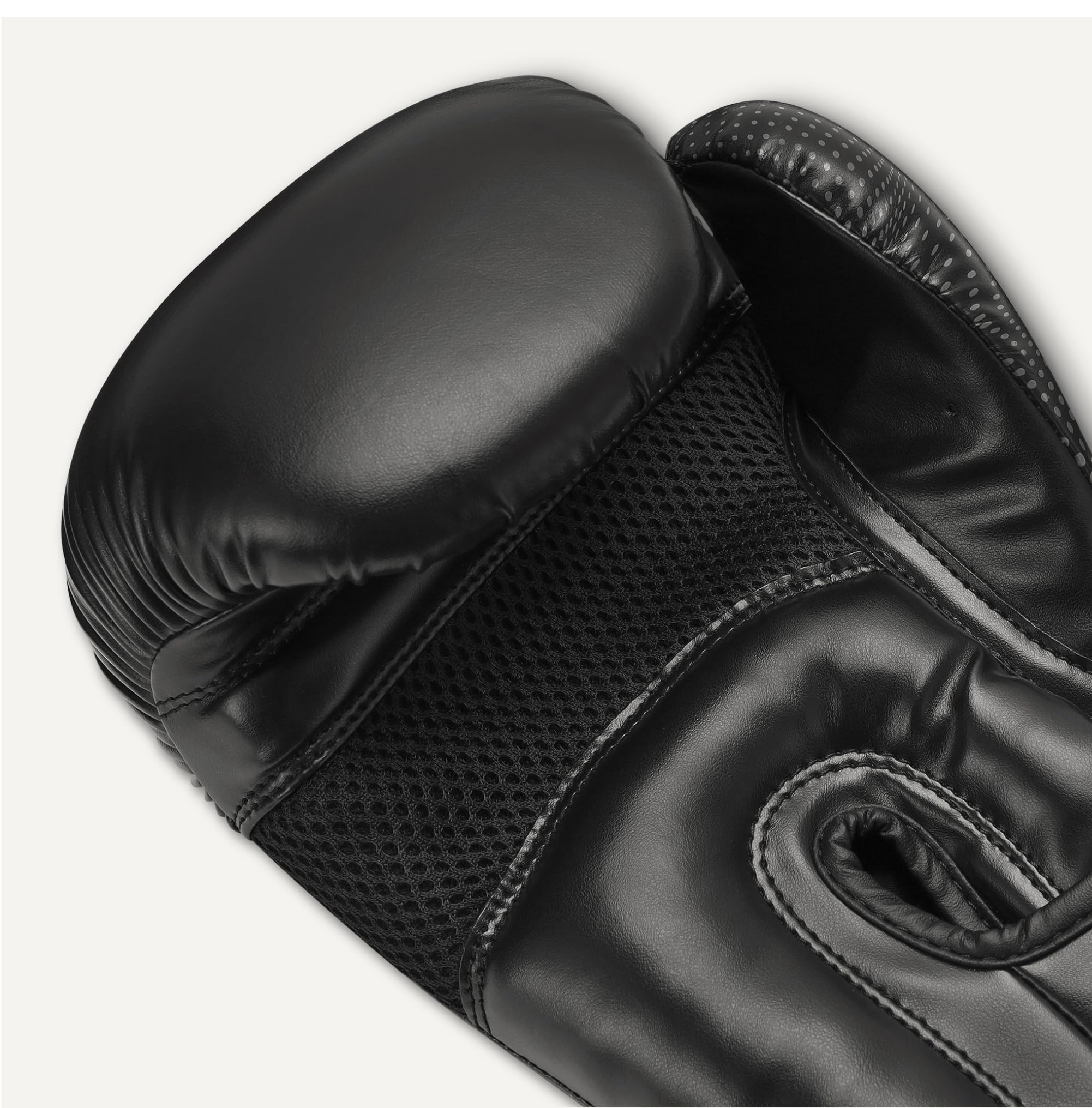 Amazon Basics Guantes de Boxeo de Cuero Sintético para Hombres y Mujeres - Guantes de Entrenamiento para Sparring, MMA, Muay Thai - Diseño Ergonómico y Transpirable con Soporte de Muñeca - Negro - 4