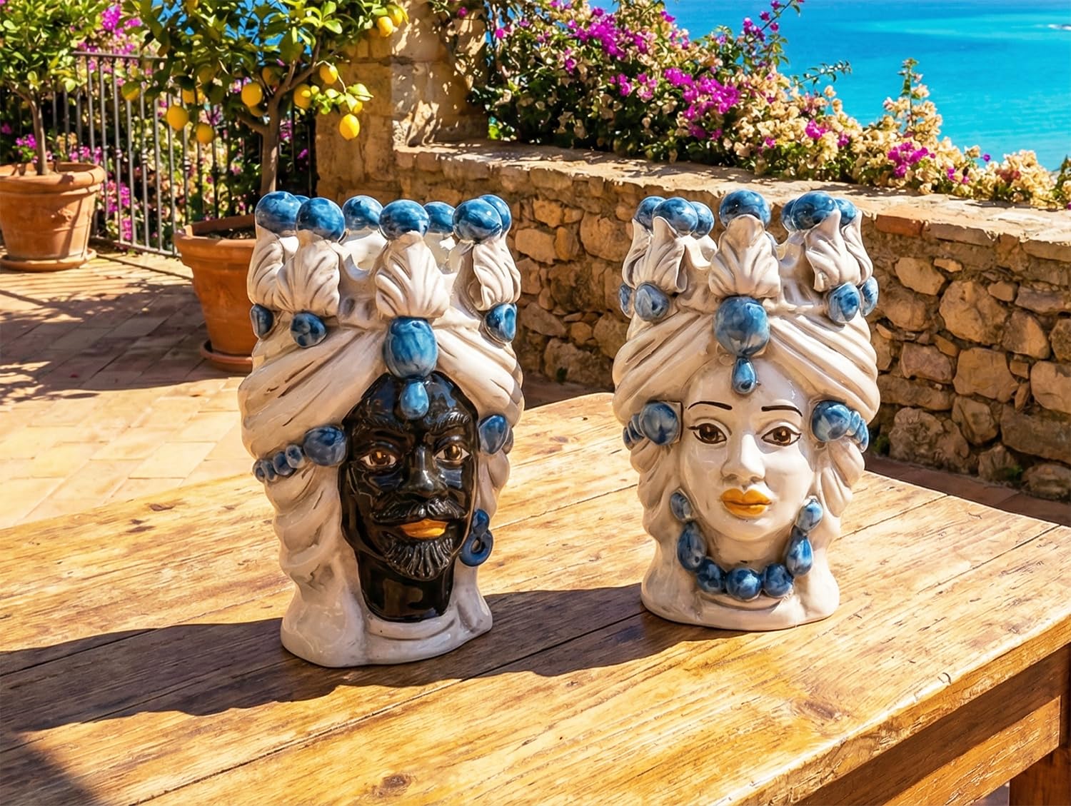 Cabezas de moro de cerámica de Caltagirone hechas a mano en azul elegante