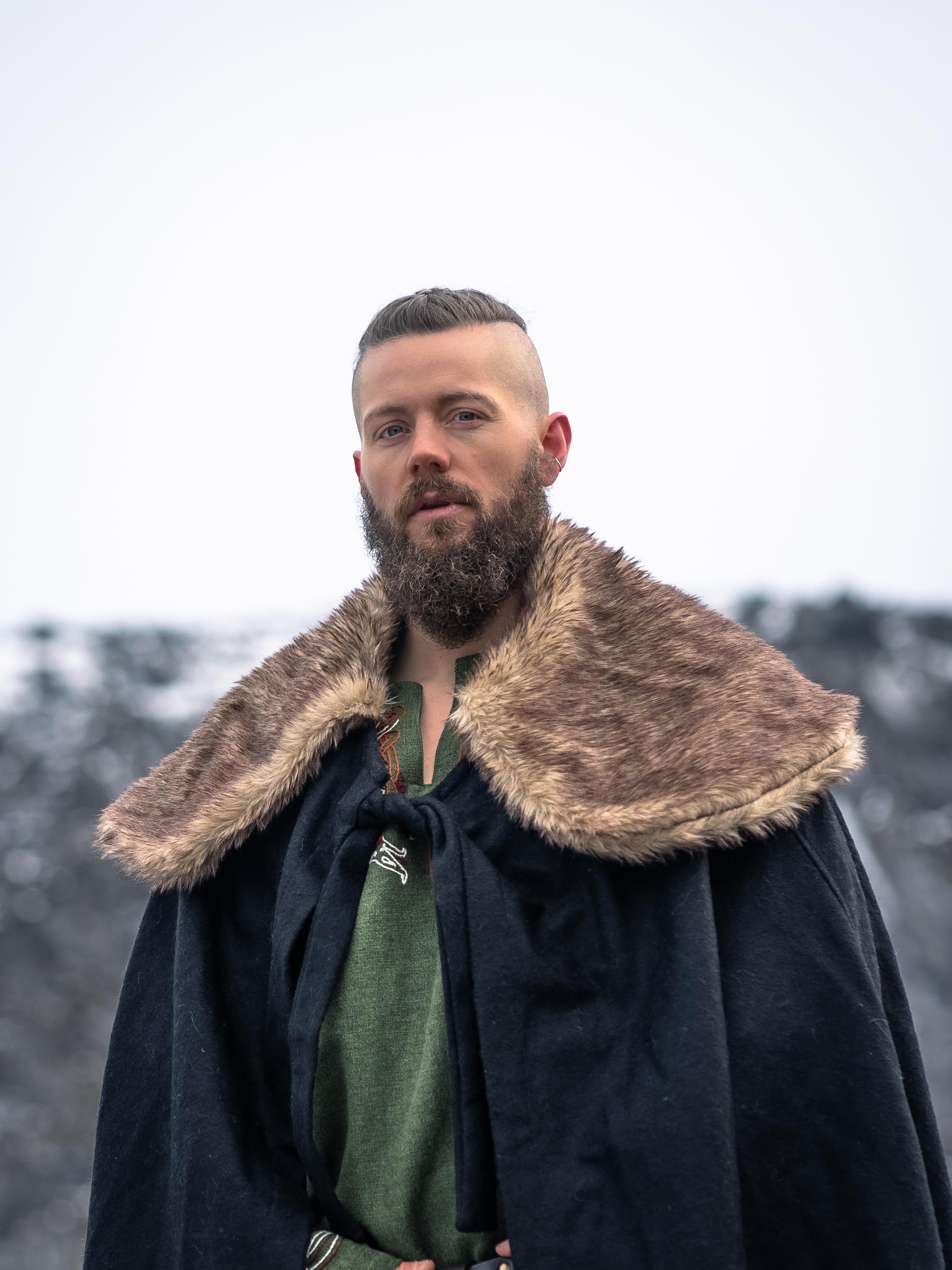 Leonardo Carbone® Unisex Wikinger Umhang Janne mit Kunstfell - Mittelalter Kleidung Damen & Herren, Cape Männer, Hobbit Kostüm, LARP-Kleidung, Wikinger, Cosplay Herren, Halloween, Karneval Schwarz