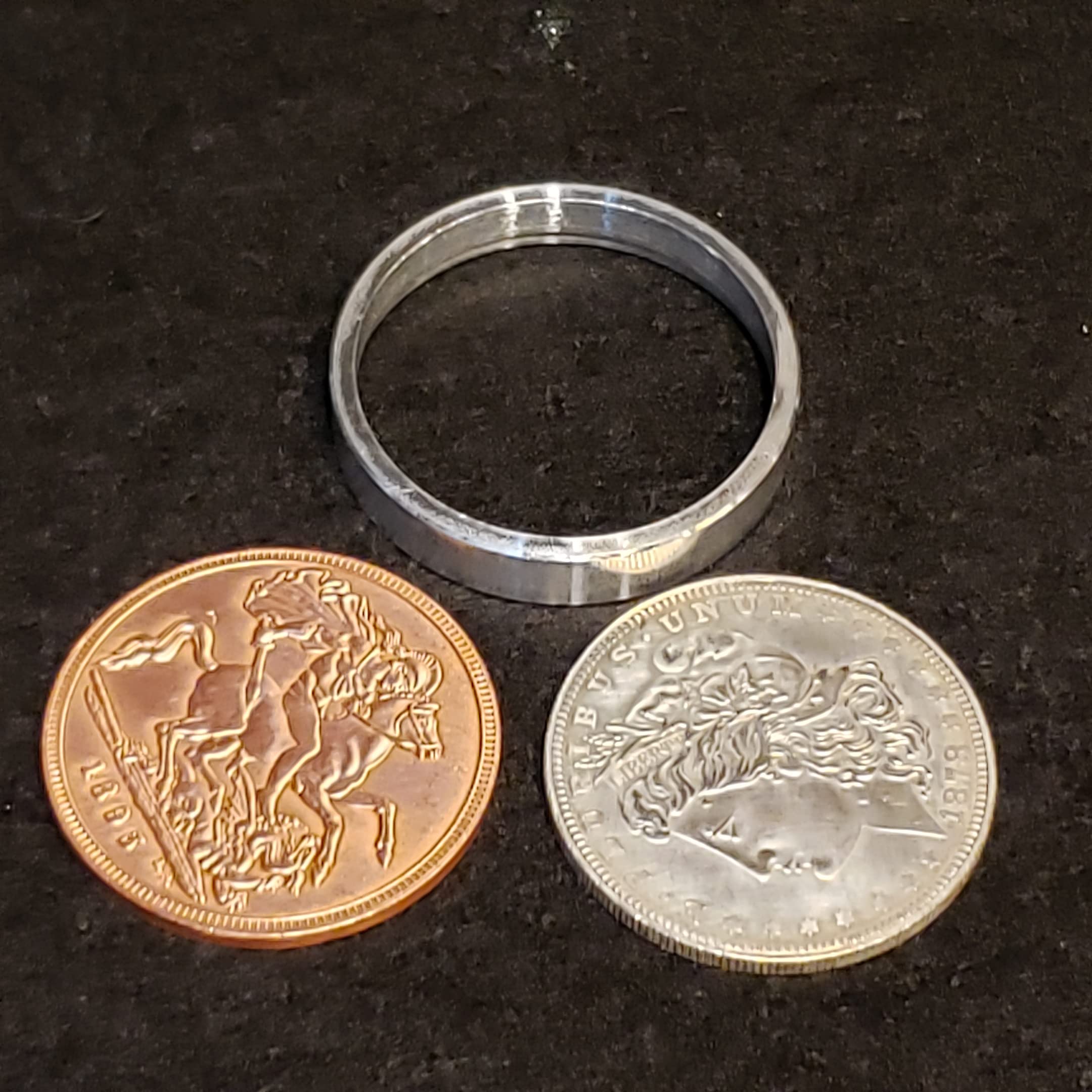 Amazon |  スコッチアンドソーダ・モルガン・ビクトリアコイン＜目の前で2枚あった筈のコインが消え、ポケットの中に瞬間移動したり、お客様の手の中でコインの枚数が変わったり、貫通現象などに用いられます＞マジック  手品 | マジック・手品 | おもちゃ