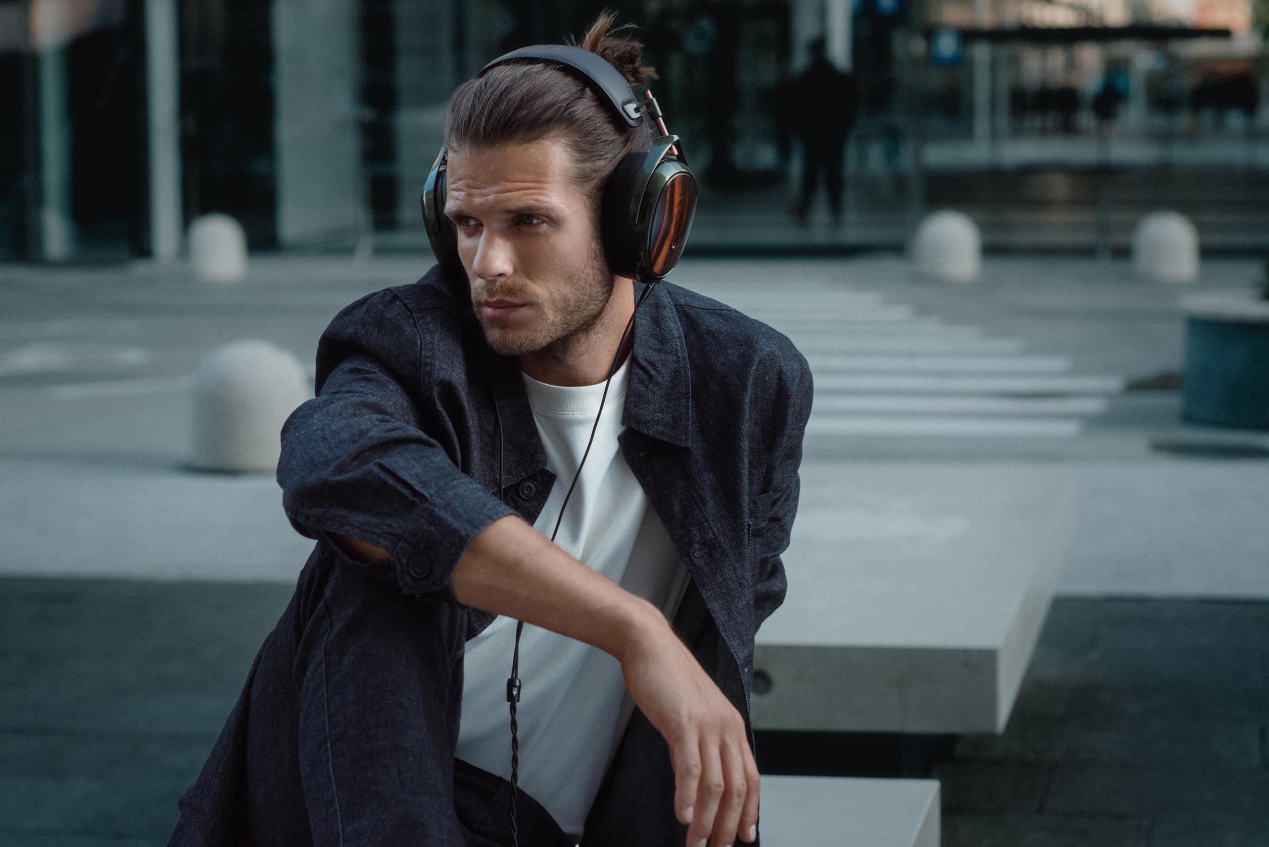 MEZE Audio Strada | Auriculares dinámicos con cable para audiófilos | Auriculares dinámicos de madera de ébano Macassar | Almohadillas magnéticas desmontables | 2 cables OFC trenzados incluidos