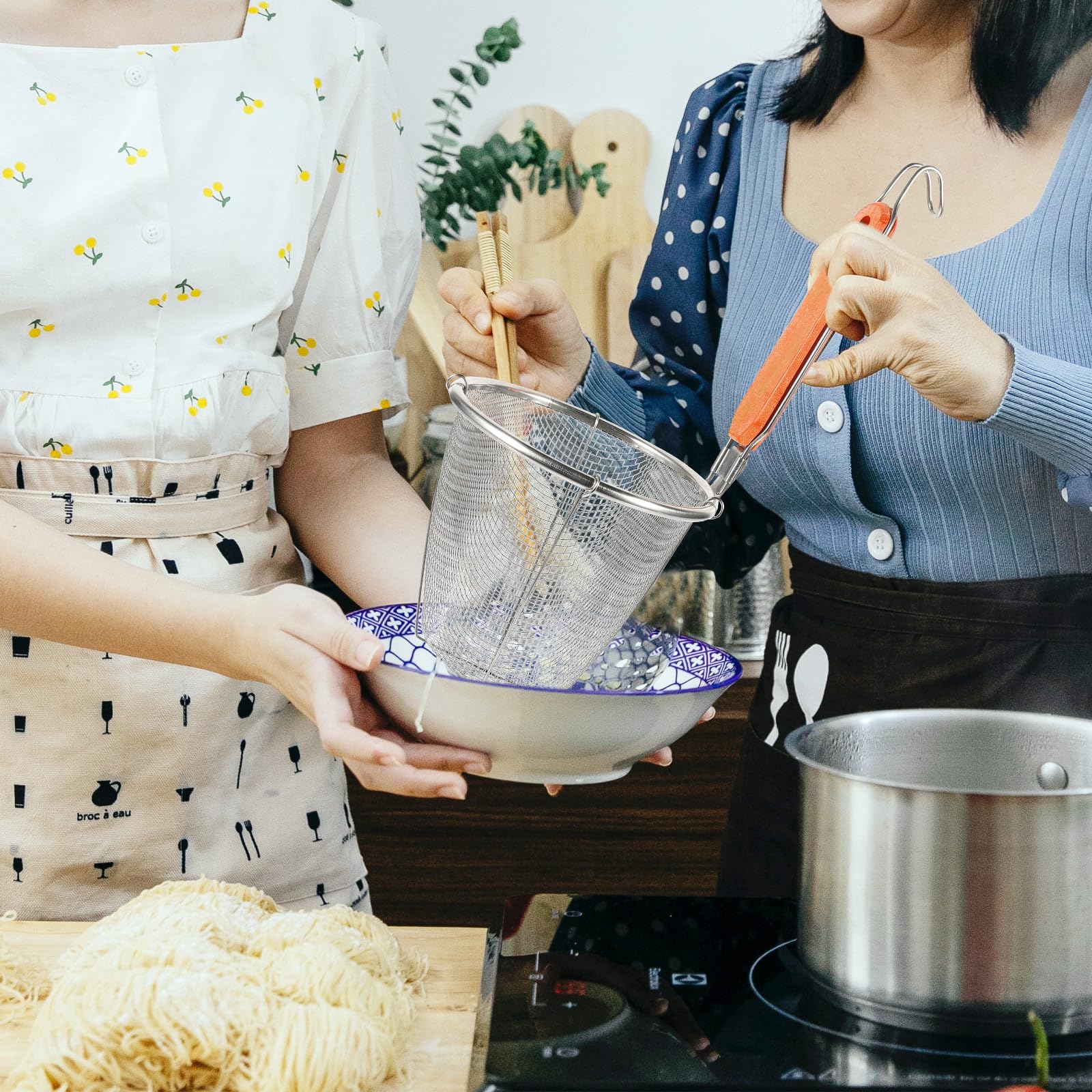 Colador de Alimentos 14 Cm de Acero Inoxidable con Mango de Madera Antideslizante, Set de 4 Piezas para Colar Fideos y Pasta, Utensilios de Cocina Portátiles para Hogar