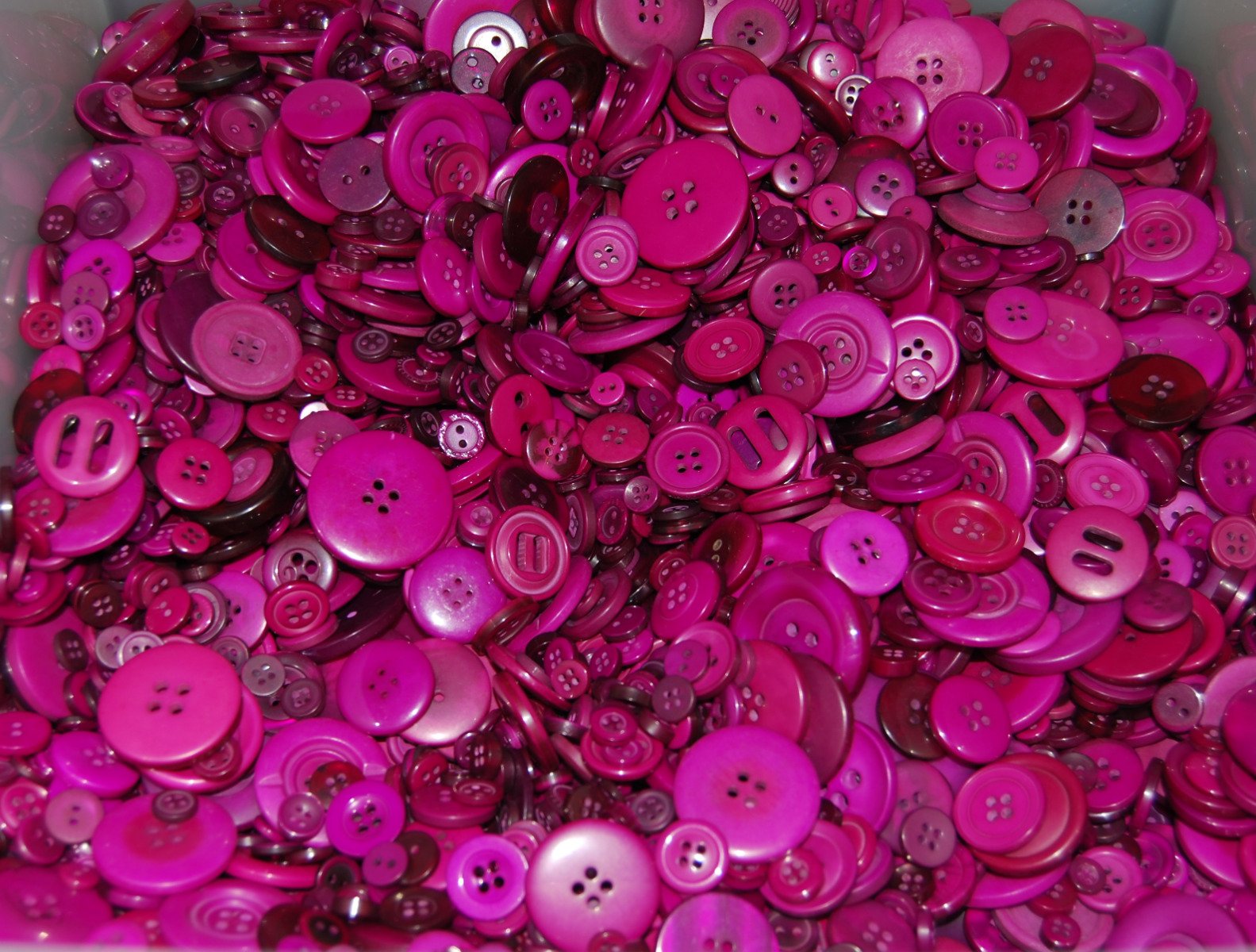 celloexpress Plum Buttons - Mixed Sizes and Colours of Various Plum Buttons for Sewing and Crafting - Pack of 100g