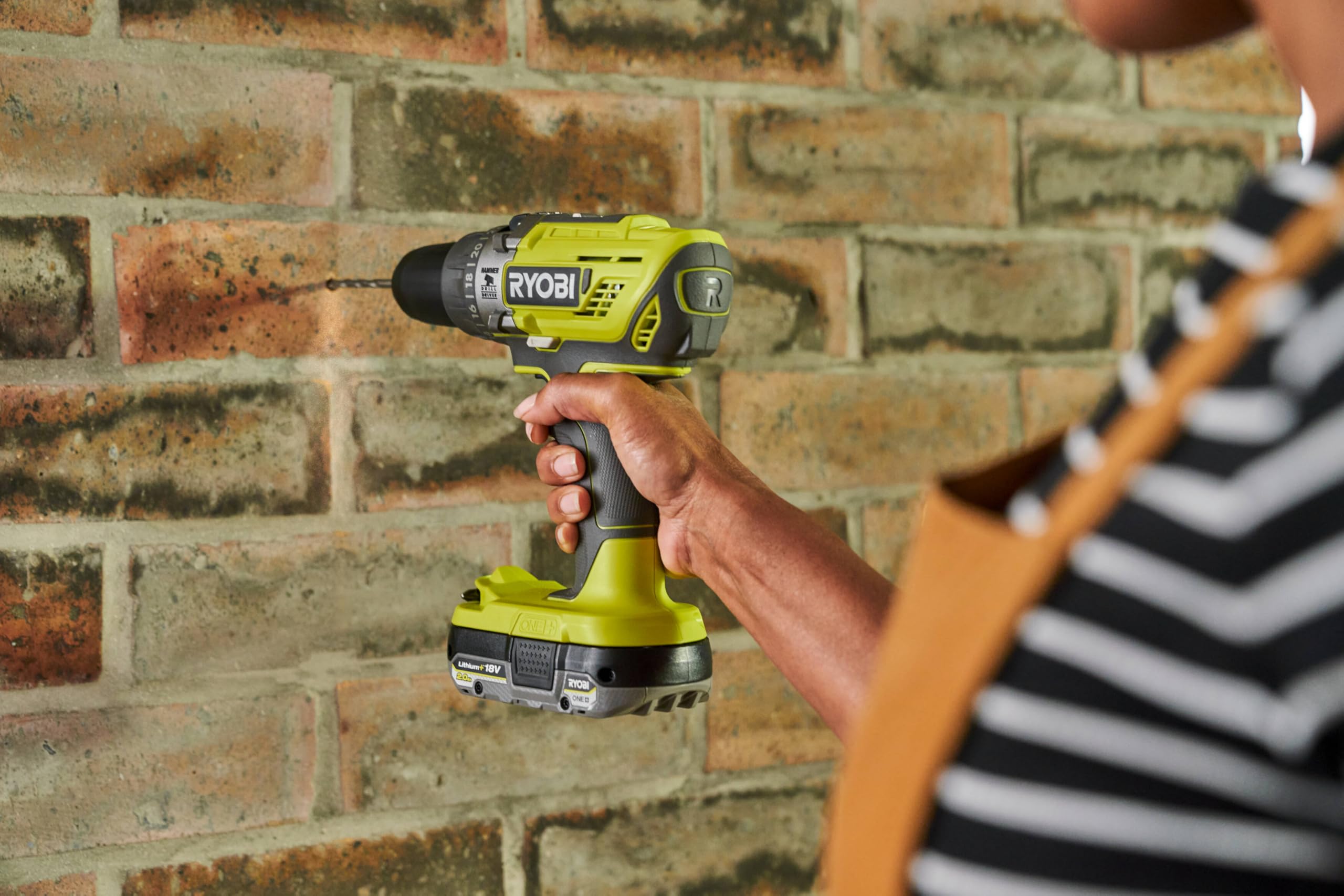RYOBI 18V Taladro atornillador con Kit de brocas y batería incluido