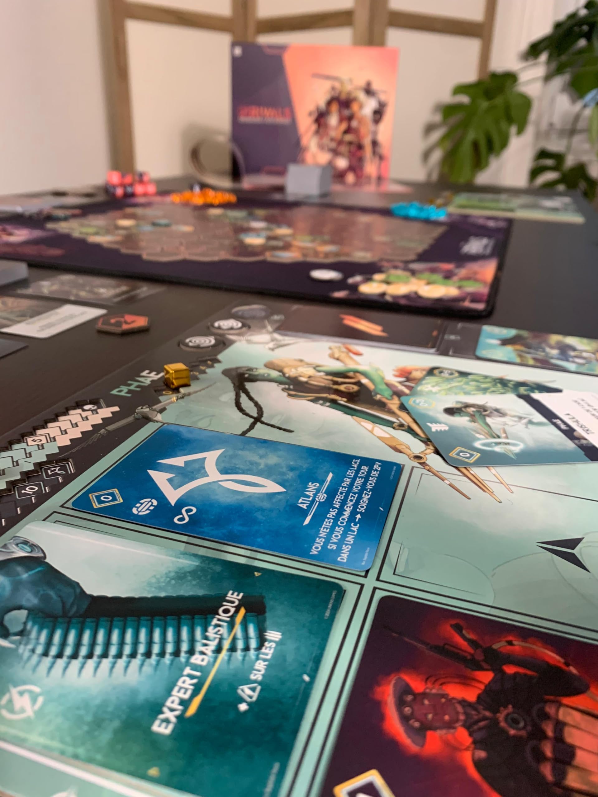 initiés - dès 14 Ans -2-6 Joueurs - Deckbuilding, Battle Royale, Gestion de ressources