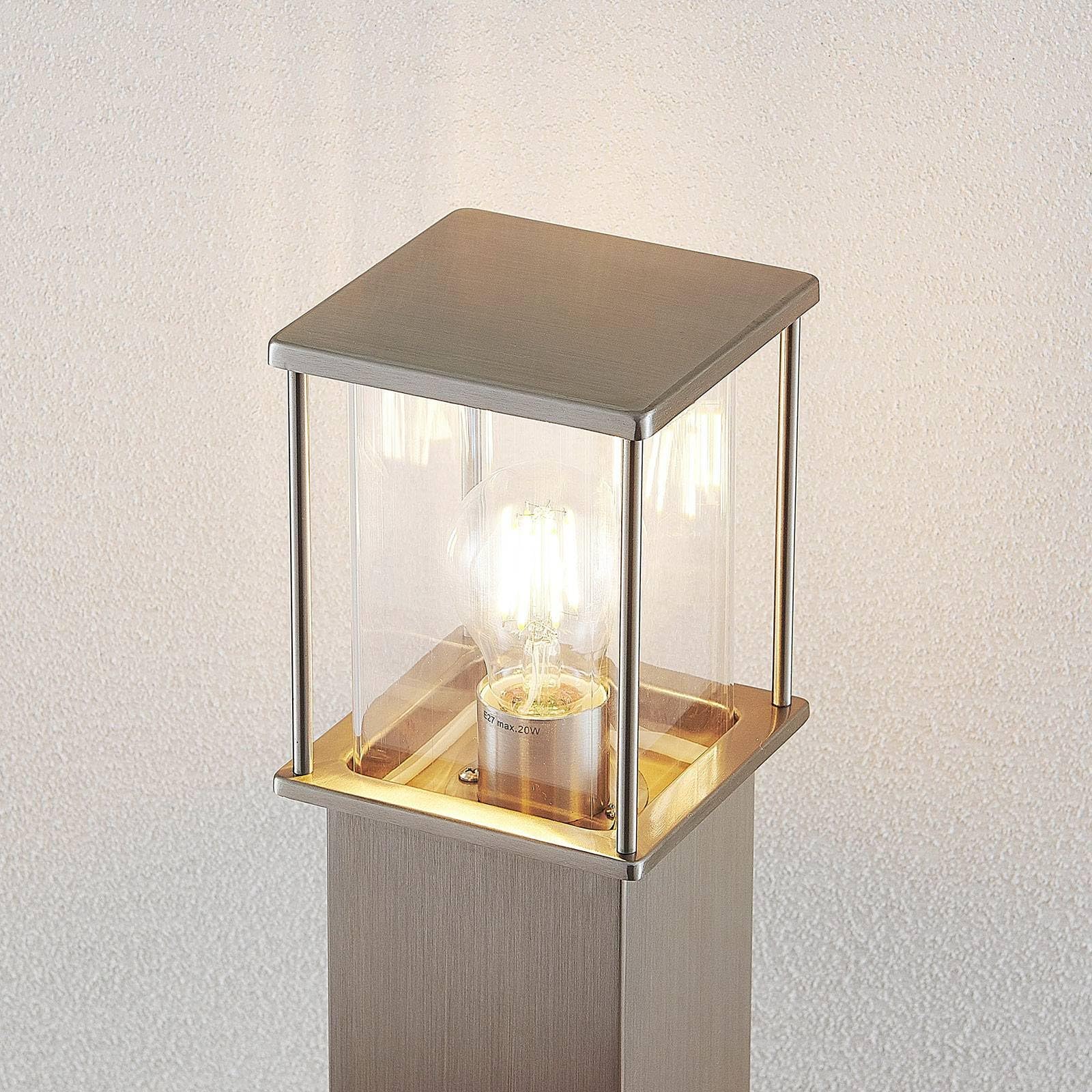 Lindby Lampada da Vialetto Con 2 Prese Corrente, IP44, 1x E27, Paletto Luminoso Segnapassi in Acciaio Inox, Lampioncini da Giardino Esterno con Attacco Elettrico, Presa da Giardino a Colonna