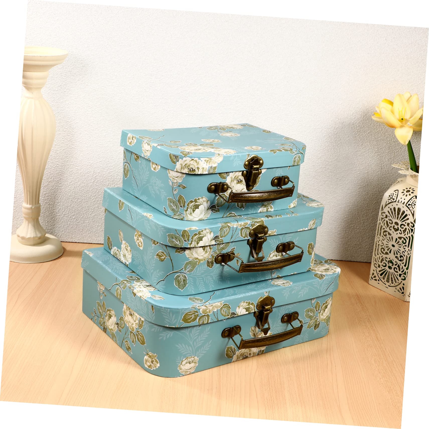 Set Di 3 Scatole Di Cartone A Forma Di Bagaglio Da Viaggio, Con Manici E Fermagli In Ottone, Misure S (22x16x7,6 Cm), M (27,3x17,8x8,3 Cm), L (30,5x20,3x8,9 Cm)