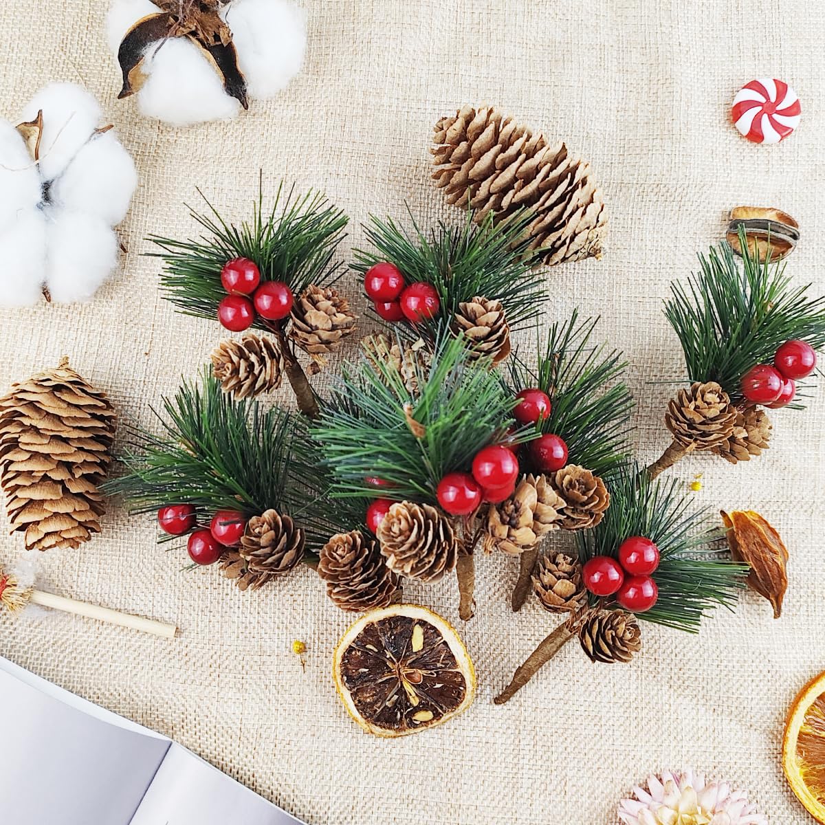 TIHOOD Künstliche Tannenzapfen, Zweige mit roten Beerenstielen, kleine künstliche Beeren, Tannenzapfen, Zweige zum Basteln, Weihnachtsbaum, DIY-Girlande, Urlaubskranz, 25 Stück