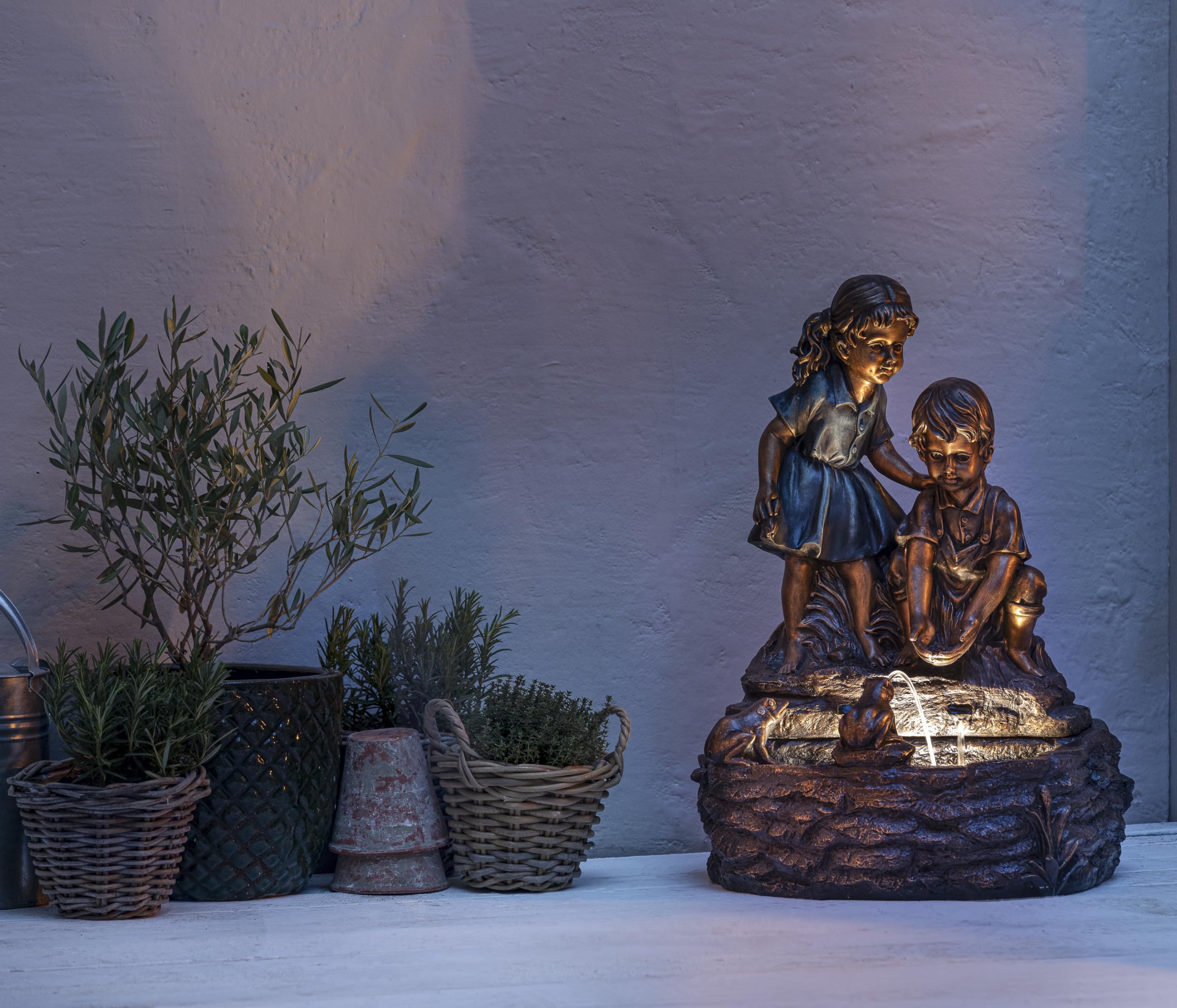 Dehner Gartenbrunnen Amici, Solarbrunnen frostbeständig, Brunnen für Außen, mit LED Beleuchtung, ca. 66 x 48 x 39 cm, Polyresin, Bronze