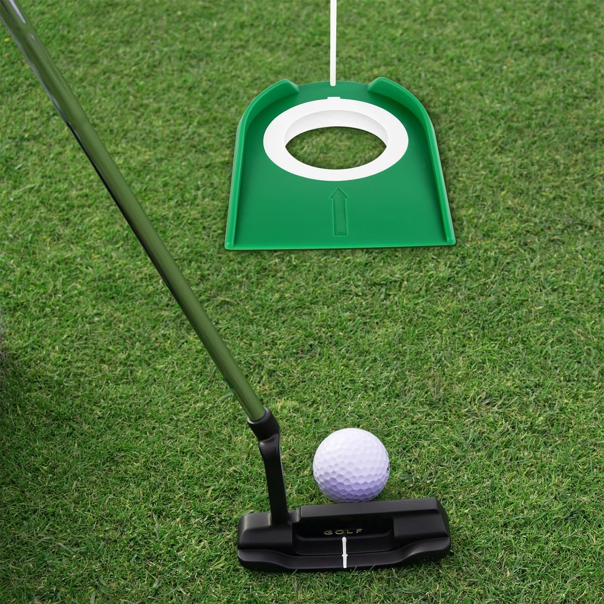 Gobelet de putter de golf en plastique, coussin de putter d'entraînement de golf pour aide à la pratique intérieure et extérieure avec drapeau de golf putter, trou réglable et drapeau
