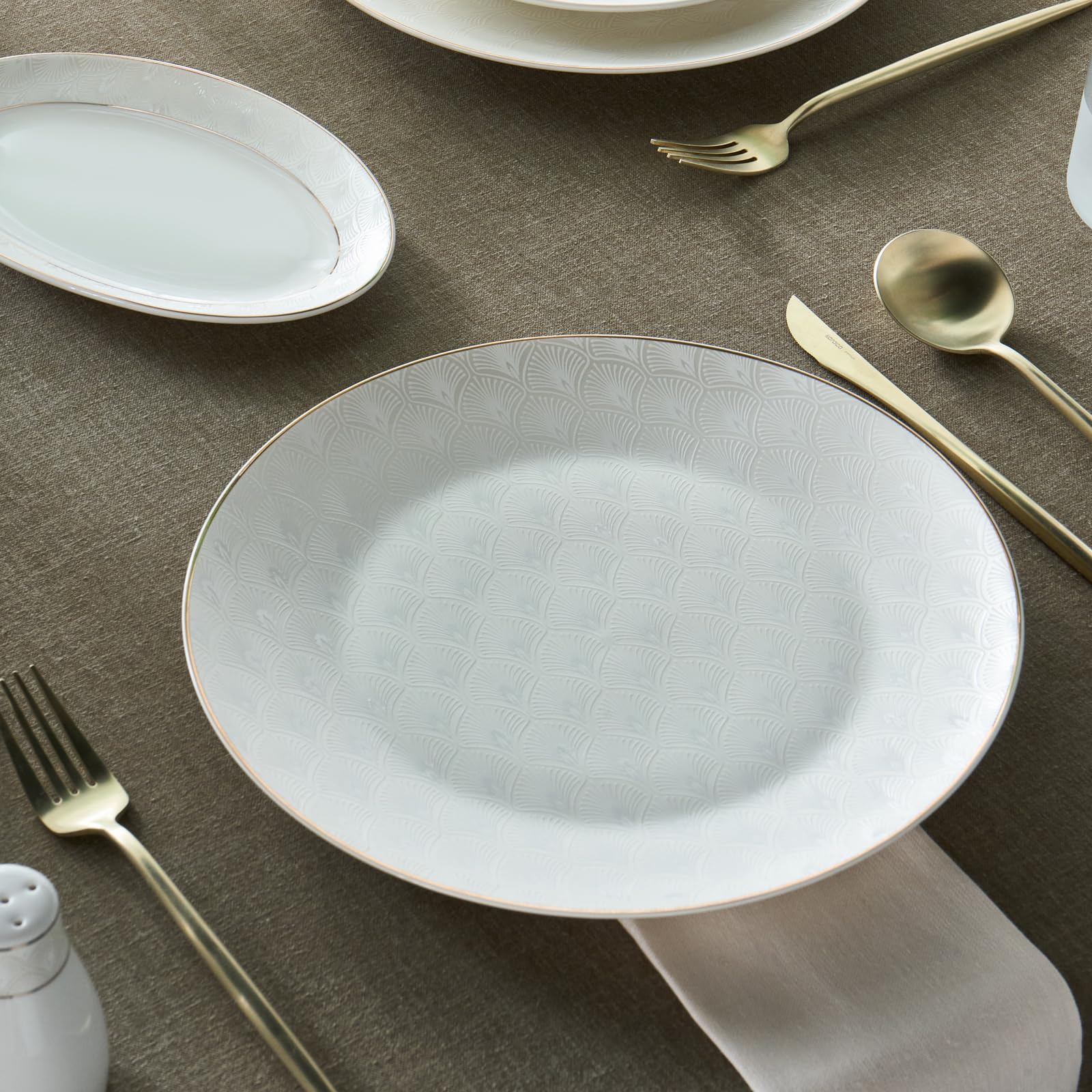 Karaca Set di stoviglie da cucina moderno per 12 persone, in porcellana Bone China, lavabili in lavastoviglie, durevoli ed eleganti, finiture dorate, 53 pezzi