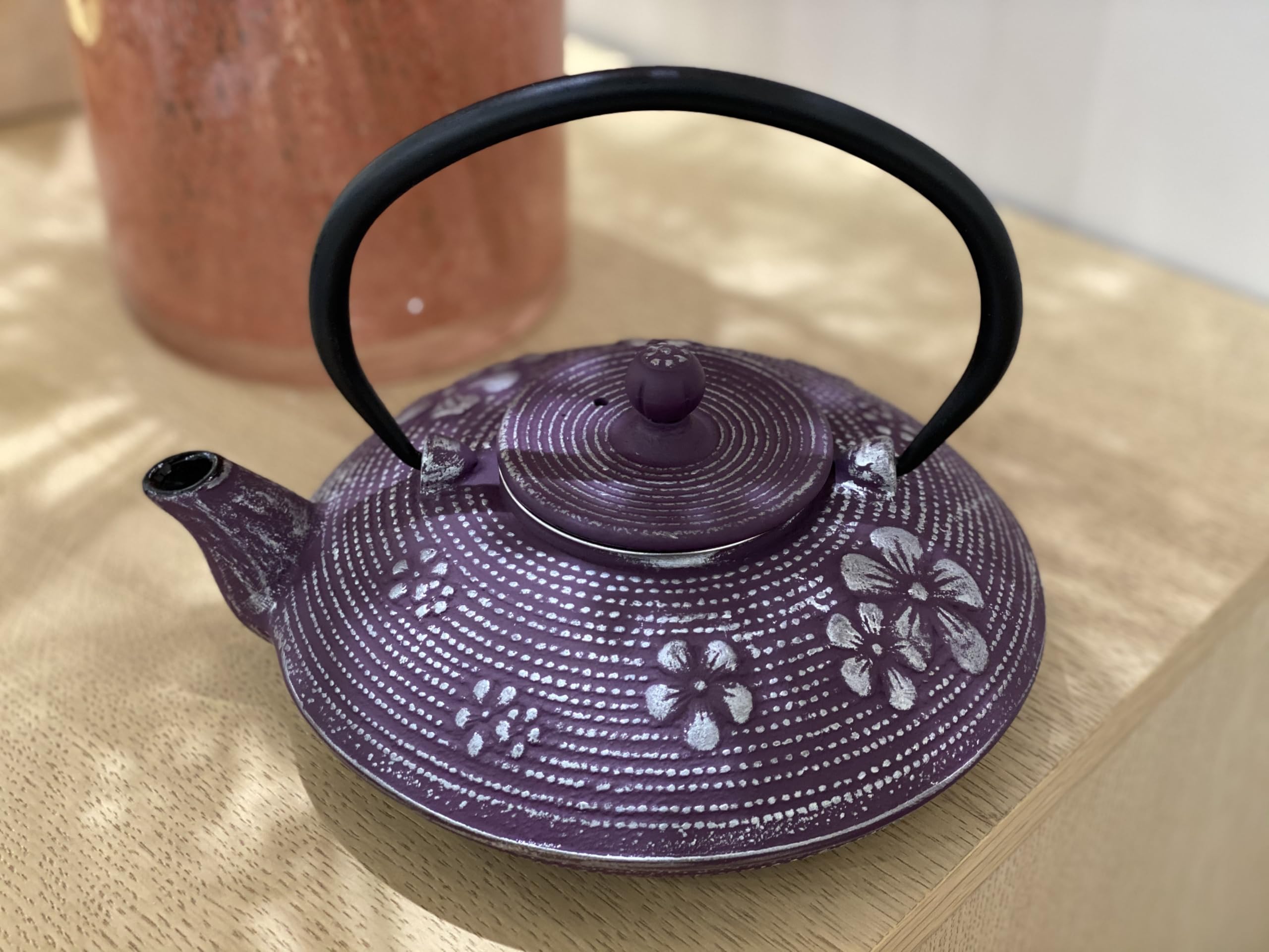SO SKIN IDASY – Théière en fonte japonaise 900 ml, prune profonde patinée aux reflets argentés, motif pétales relief, filtre inox amovible, intérieur émaillé, design élégant, idée cadeau maison