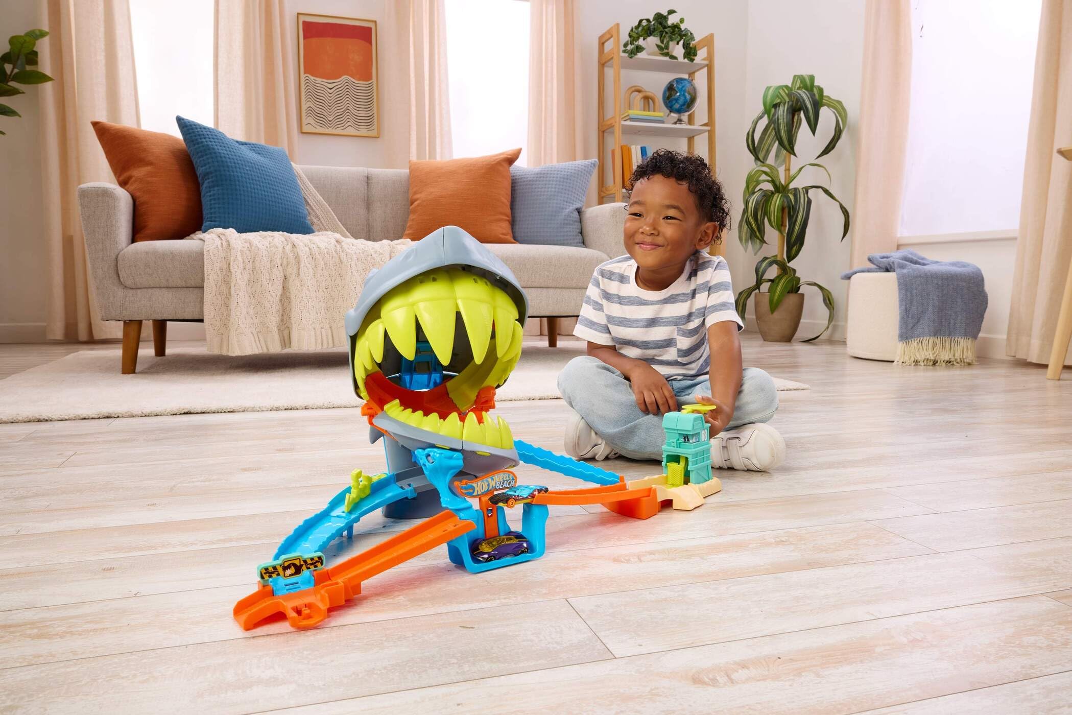 Hot Wheels Conjunto de Juego con Pista y vehículo metálico de Juguete a Escala 1:64, Playa del tiburón mordedor 2 Formas de Jugar, noquea al tiburón o te devorará, JHL96