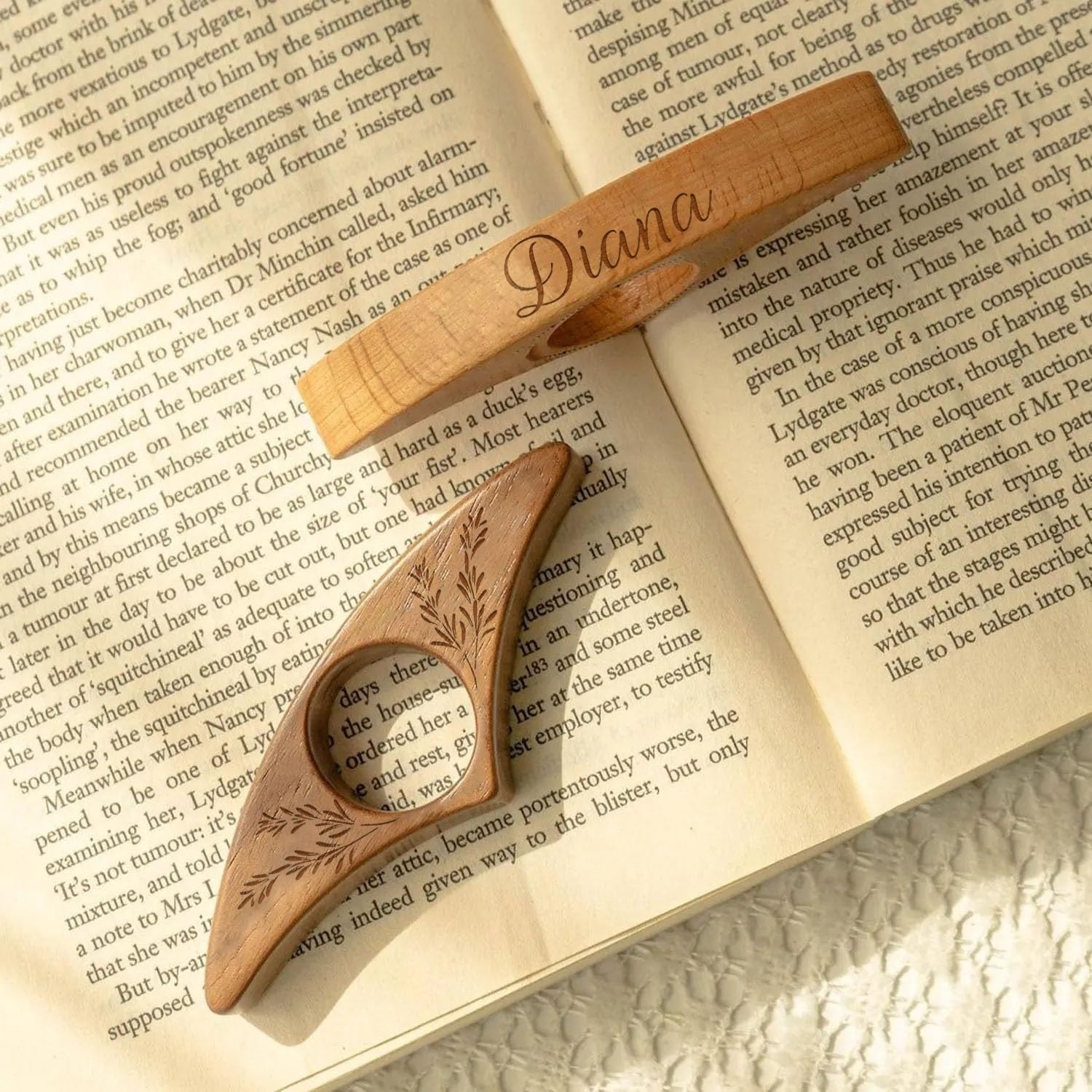 Segnalibro Personalizzato Con Anello Per Il Pollice - In Legno Di Noce O Faggio, Regalo Per Lettori