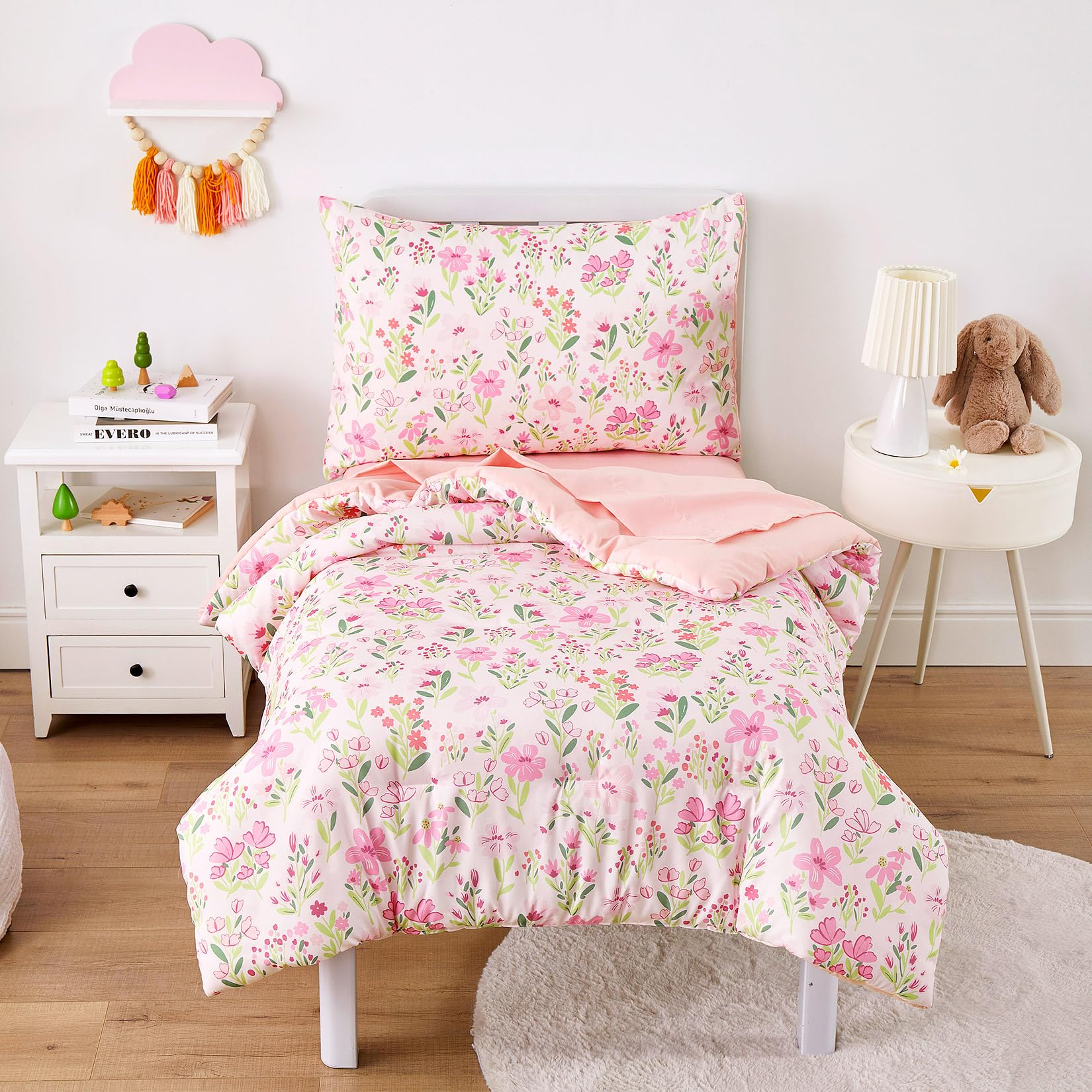 Wake In Cloud - Juego de ropa de cama floral para niñas, bonitas flores botánicas coloridas, juego de cama suave de 4 piezas para cuna que incluye edredón, sábanas y funda de almohada, rosa claro