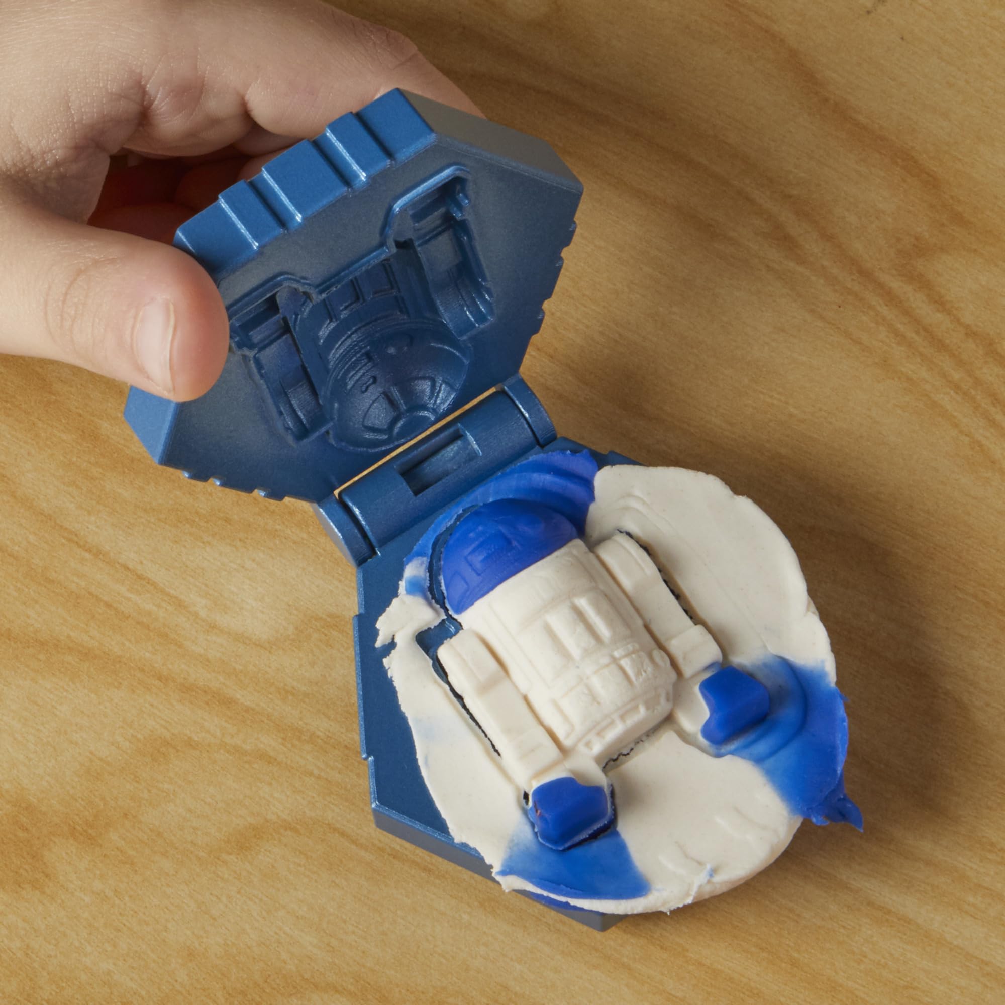 Play-Doh Star Wars Squish & Slice Lightsabers Playset, Bendy 4 Inch Luke Skywalker & Darth Vader Action Figures, Imagination Toys for 4 Year Old Boys & Girls & Up - Image 9