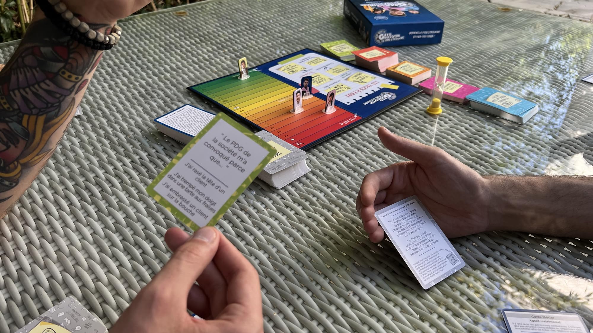 Topi Games | Il peggior tirocinante | Gioco da tavolo per adolescenti creato da Greg Guillotin | 45-60 min | 2-6 giocatori | 342 carte + 6 pedine + 1 vassoio | Gioco tra amici | Idea regalo per