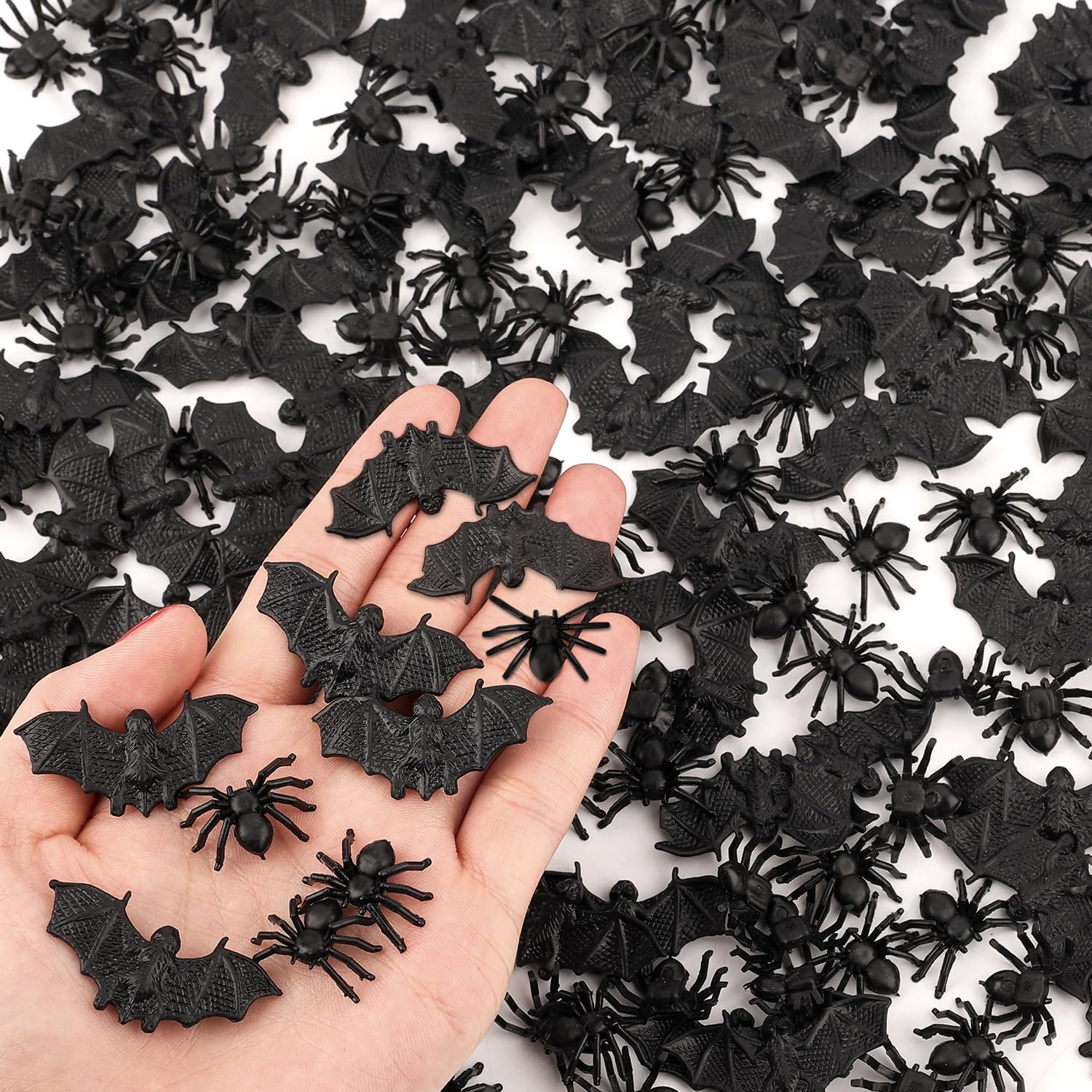 200pcs Halloween Bats and Spiders, Halloween Plastic Bats Spiders Halloween Prank Toys Fake Mini Black Realistic Spider Creepy Scary Spider Decorations for Halloween Parties