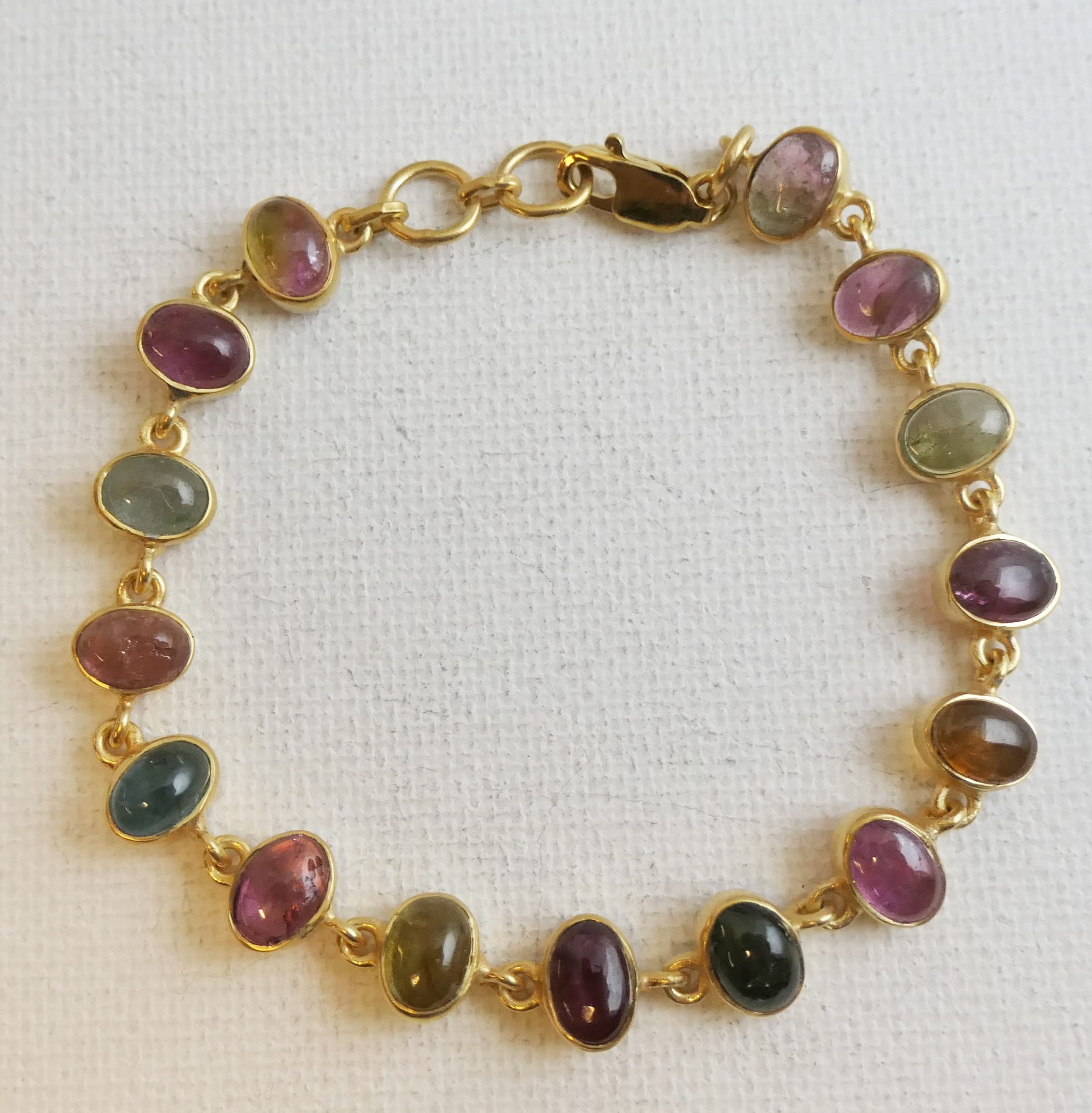 Pulsera de plata de ley bañada en oro con turmalinas multicolores