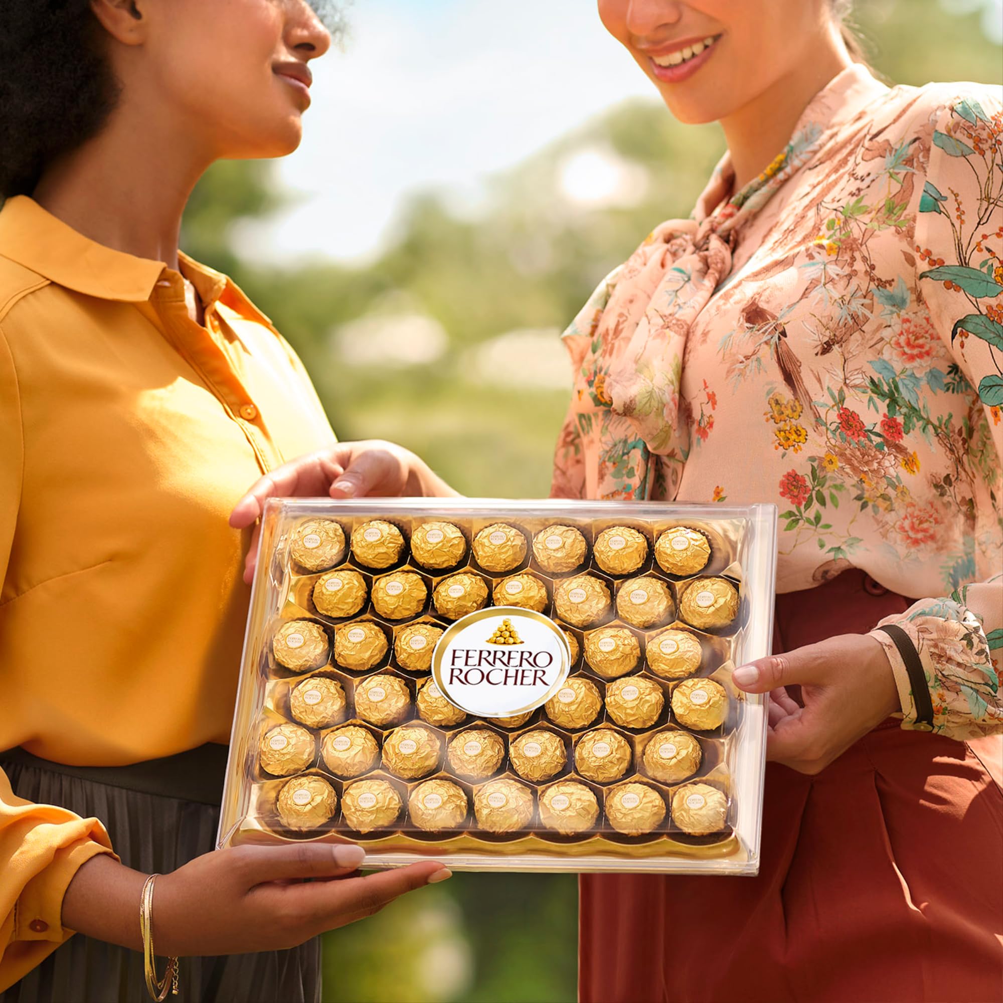 Ferrero Rocher - 42 Specialità al Cioccolato al Latte e Nocciola, Racchiuse in una Elegante Scatola Natalizia, Idea Regalo Natale, Compleanno e Anniversario, Confezione da 525 gr