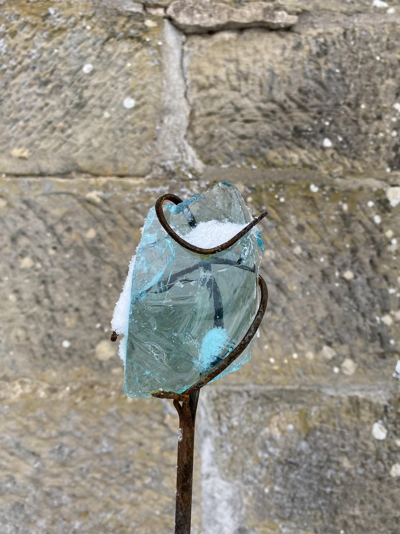 Gartenstecker mit Glas und Metall, Türkis-Blau, Glas-Metall-Deko für Garten und Balkon, handgeschmiedet, 100 cm, Längste Ausdehnung des Kristalls (L oder H oder B: mind. 8 cm)