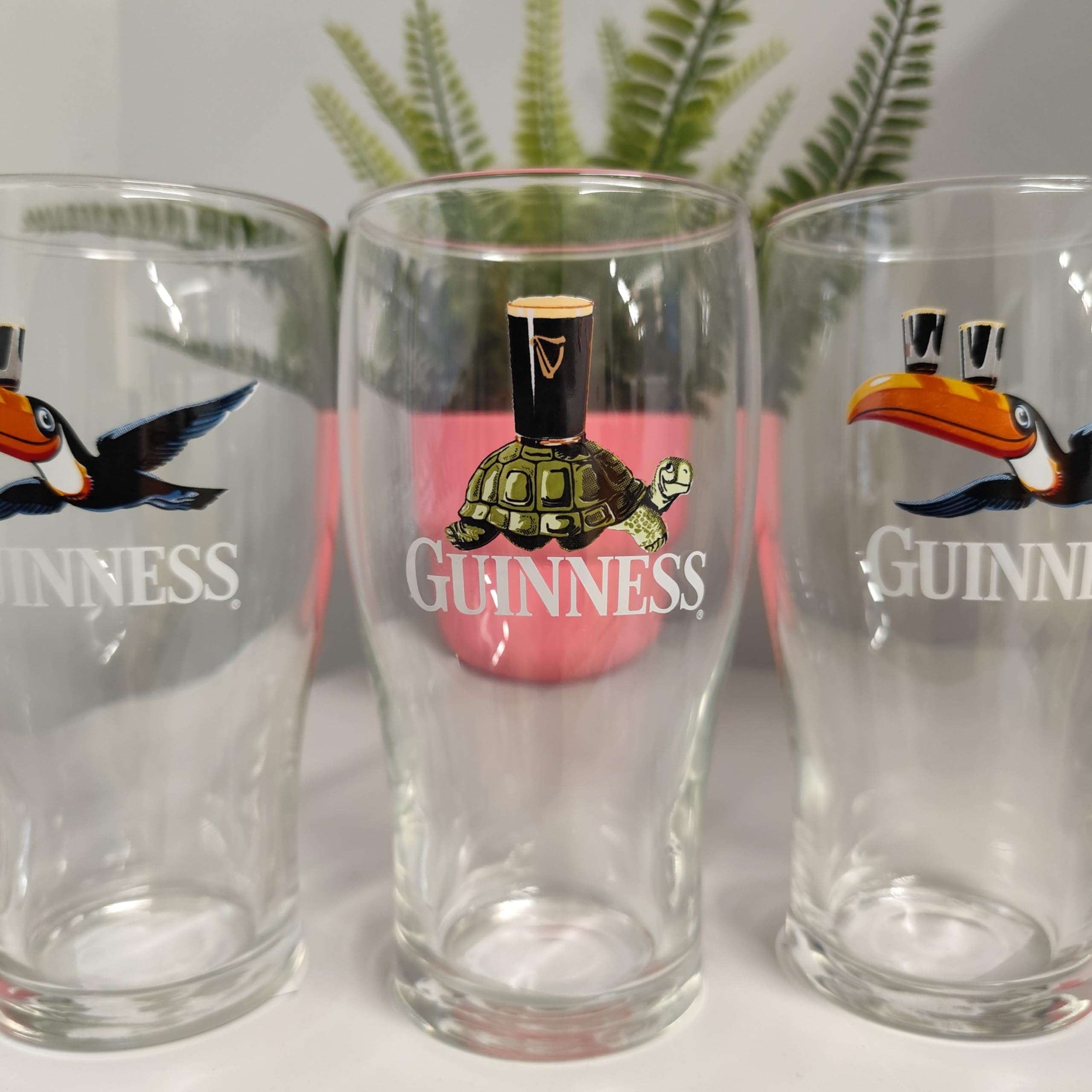 Guinness Set mit 4 Pint-Gläsern, ideal für Zuhause, Bar und Küche (fliegender Tukan/Schildkröte)