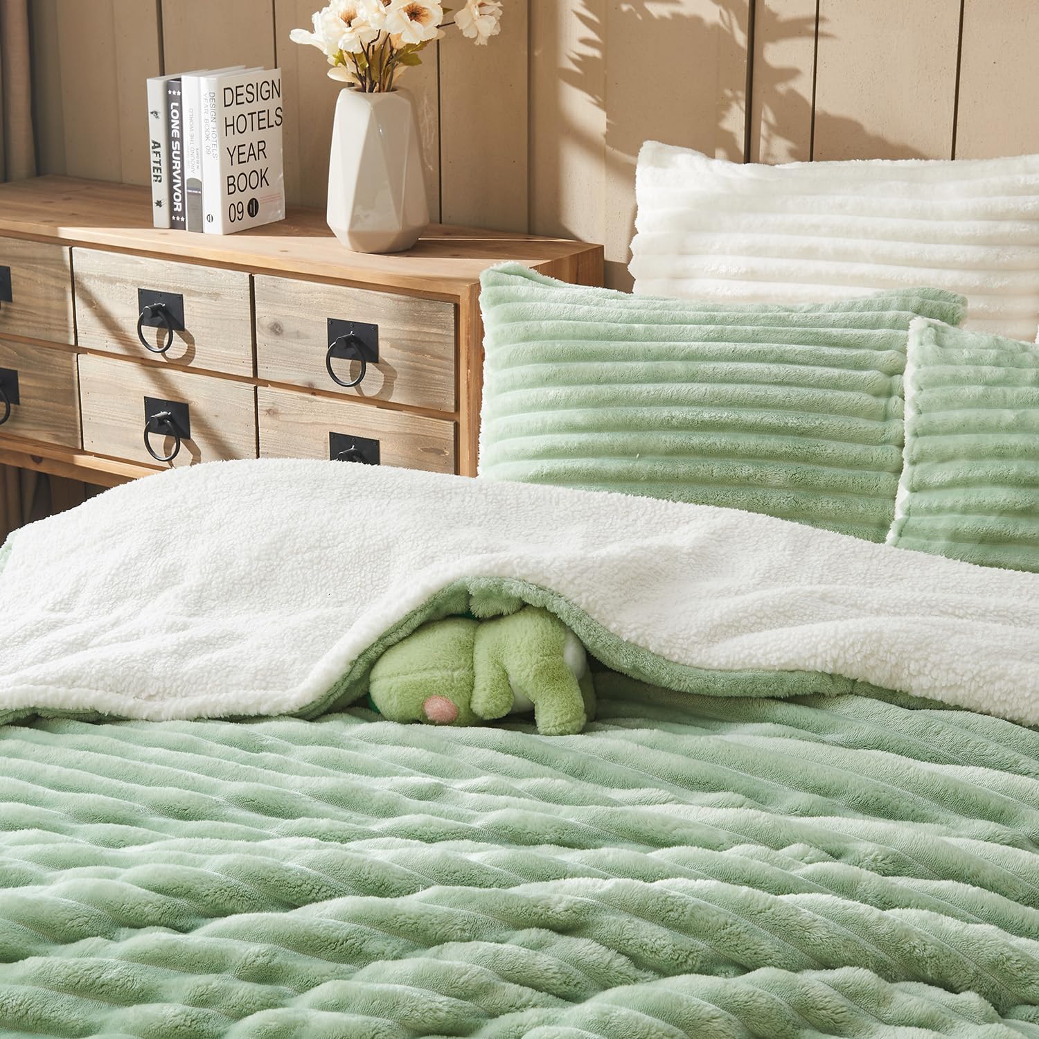 Fluffy Comforter King Set - Soft Flannel Faux Fur Comforter Sage Green Winter Warm Fleece Bedding Set, Fuzzy Bed Bet 3 Pieces, 1 Shaggy Comforter with 2 Pillowcases