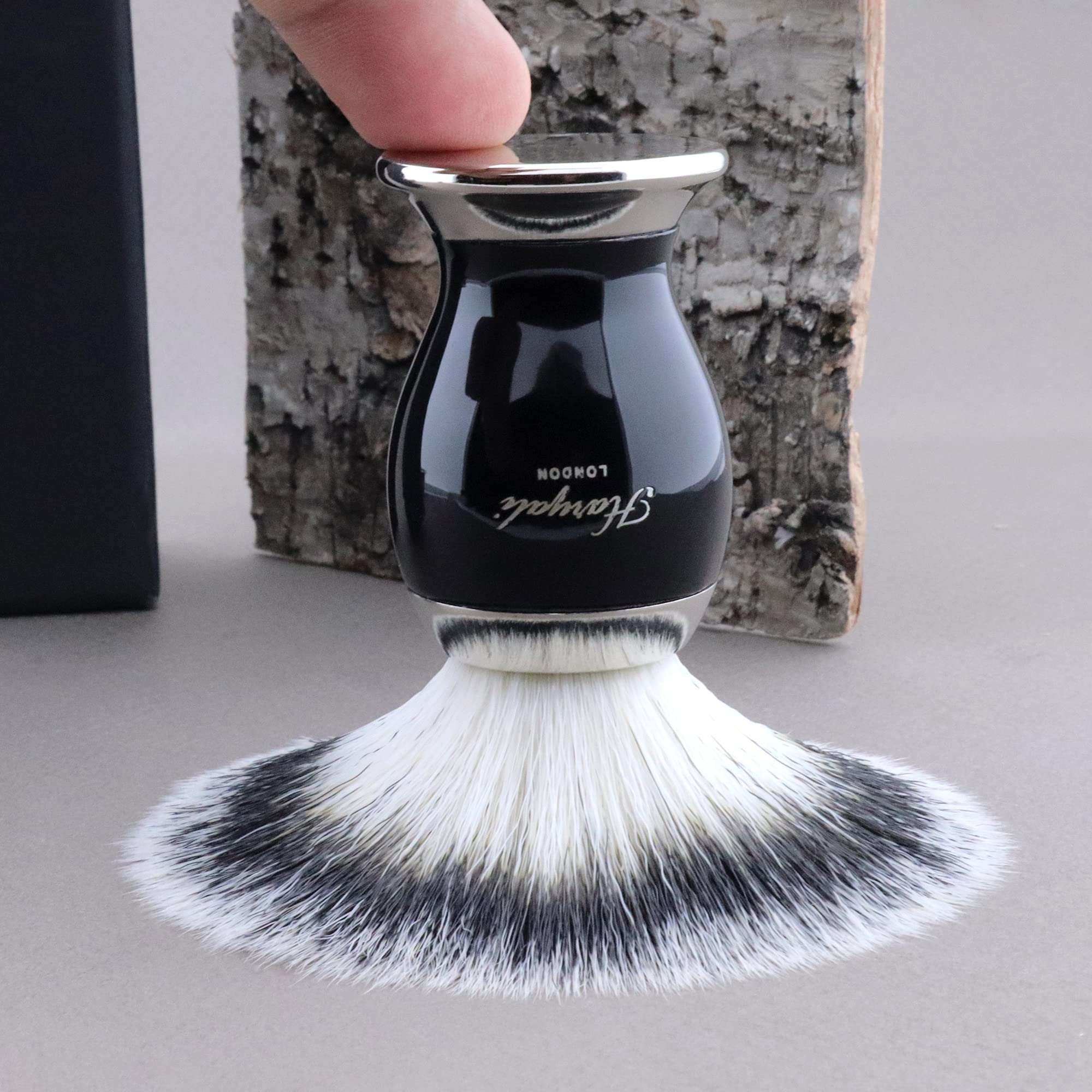Haryali London Blaireau de rasage, blaireau classique pour homme, poils de blaireau à pointe argentée avec manche en laiton et argent, parfait pour tous les types de peau