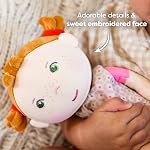 HABA Poupée douce Roya - 10" Poupée en tissu avec queues rouges, robe rose - Lavable en machine HABA Poupée - Poupée douce idéale pour 2 Les jeunes filles et les garçons de l'année