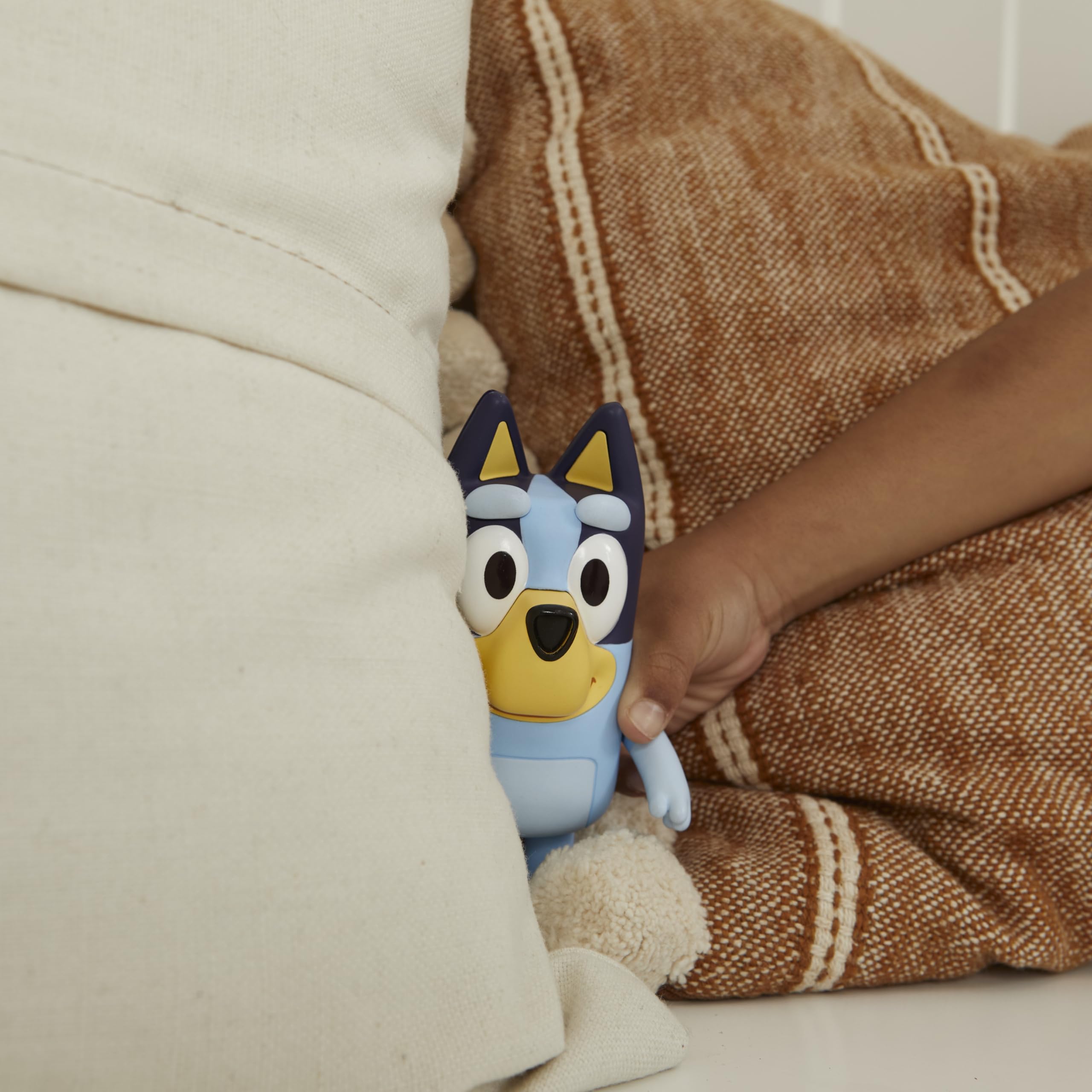 Juego del escondite Bluey, esconde a Bluey y apriétale la Nariz para reiniciar la Cuenta. Ella Habla y ríe para Ayudar a encontrarla. Los peques Pueden Bailar con la canción de la Serie
